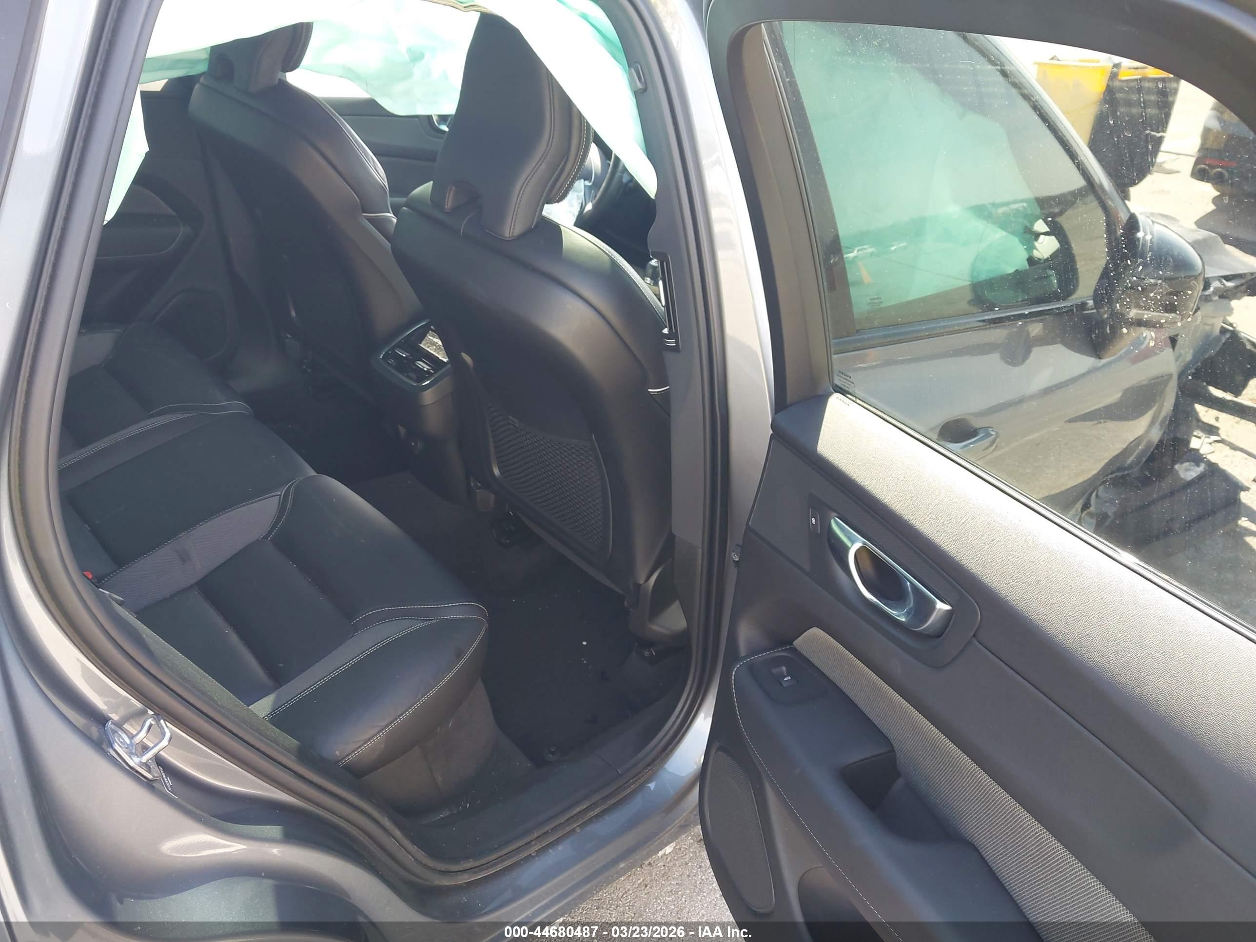 VOLVO XC60 image 8