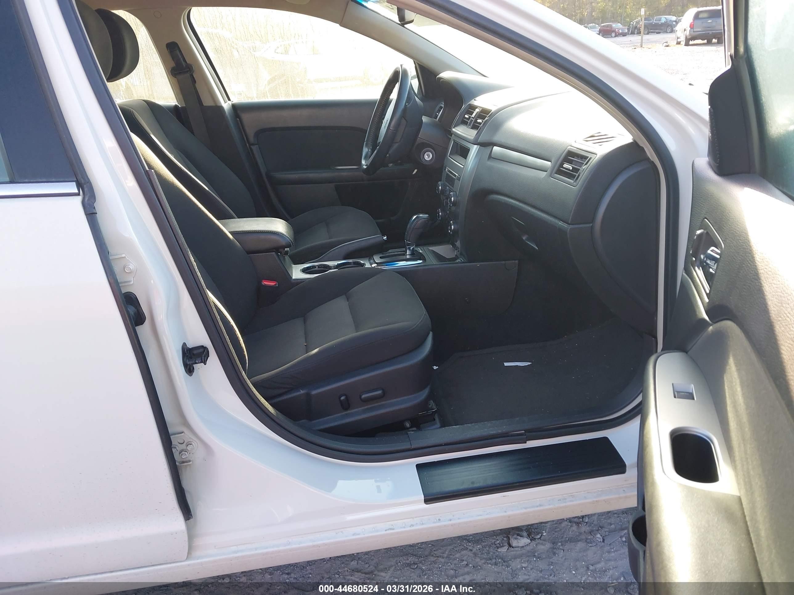 FORD FUSION image 5