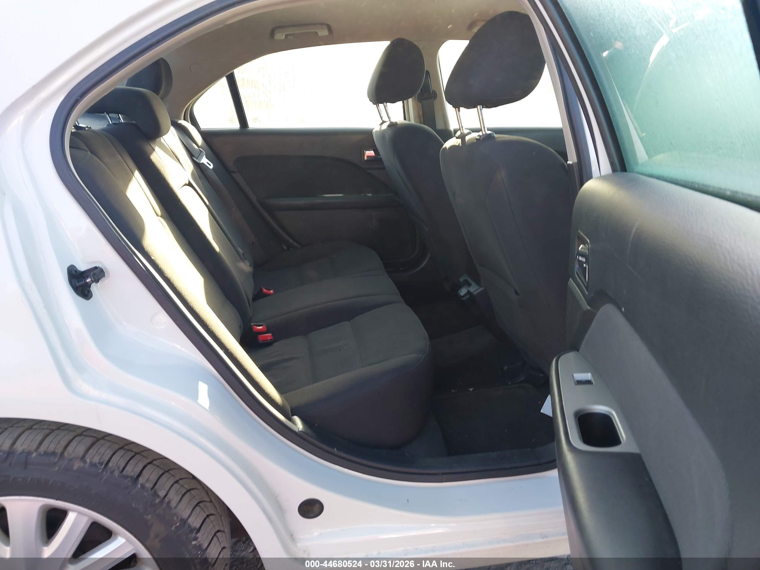 FORD FUSION image 8