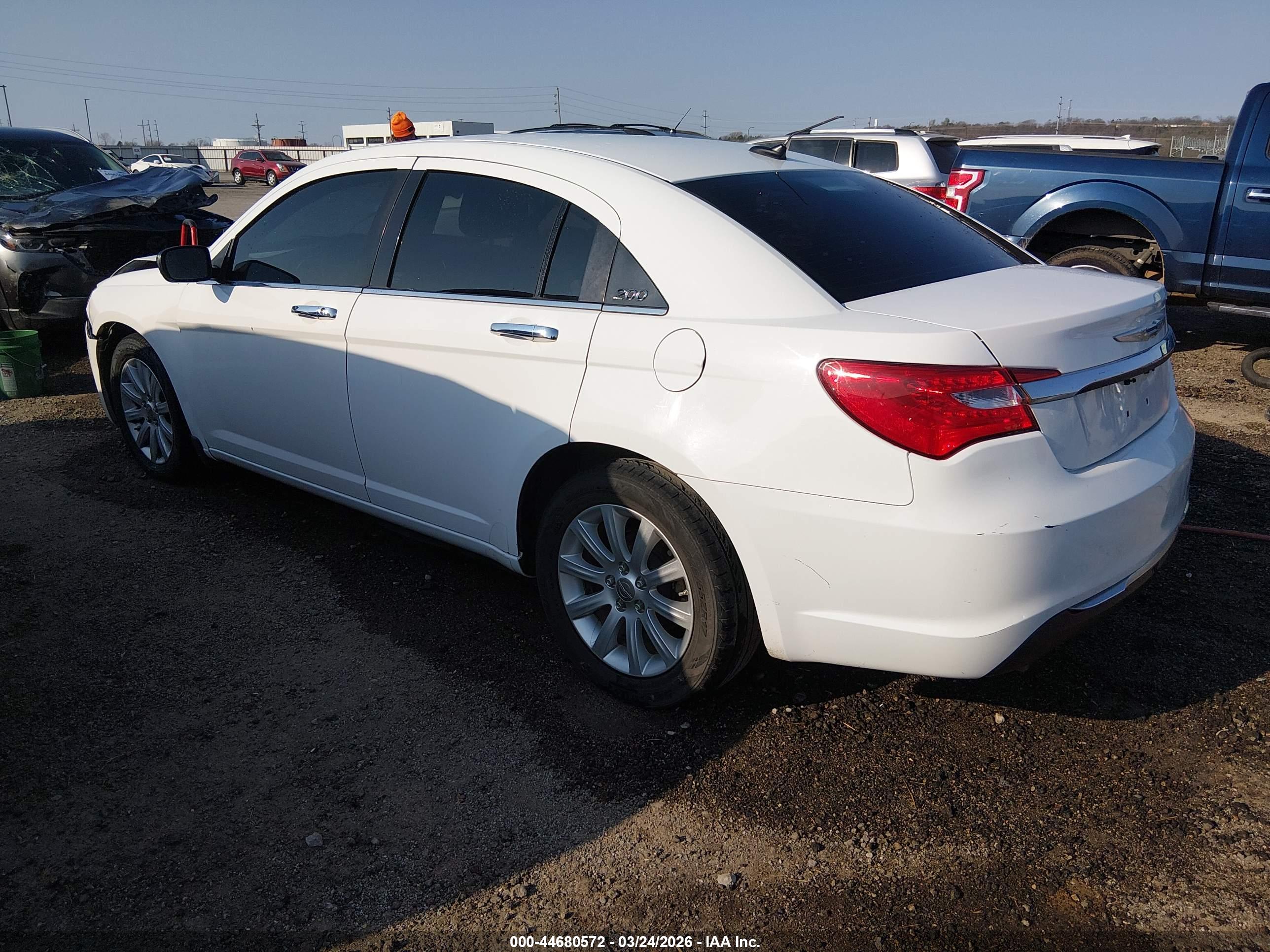 CHRYSLER 200 image 3
