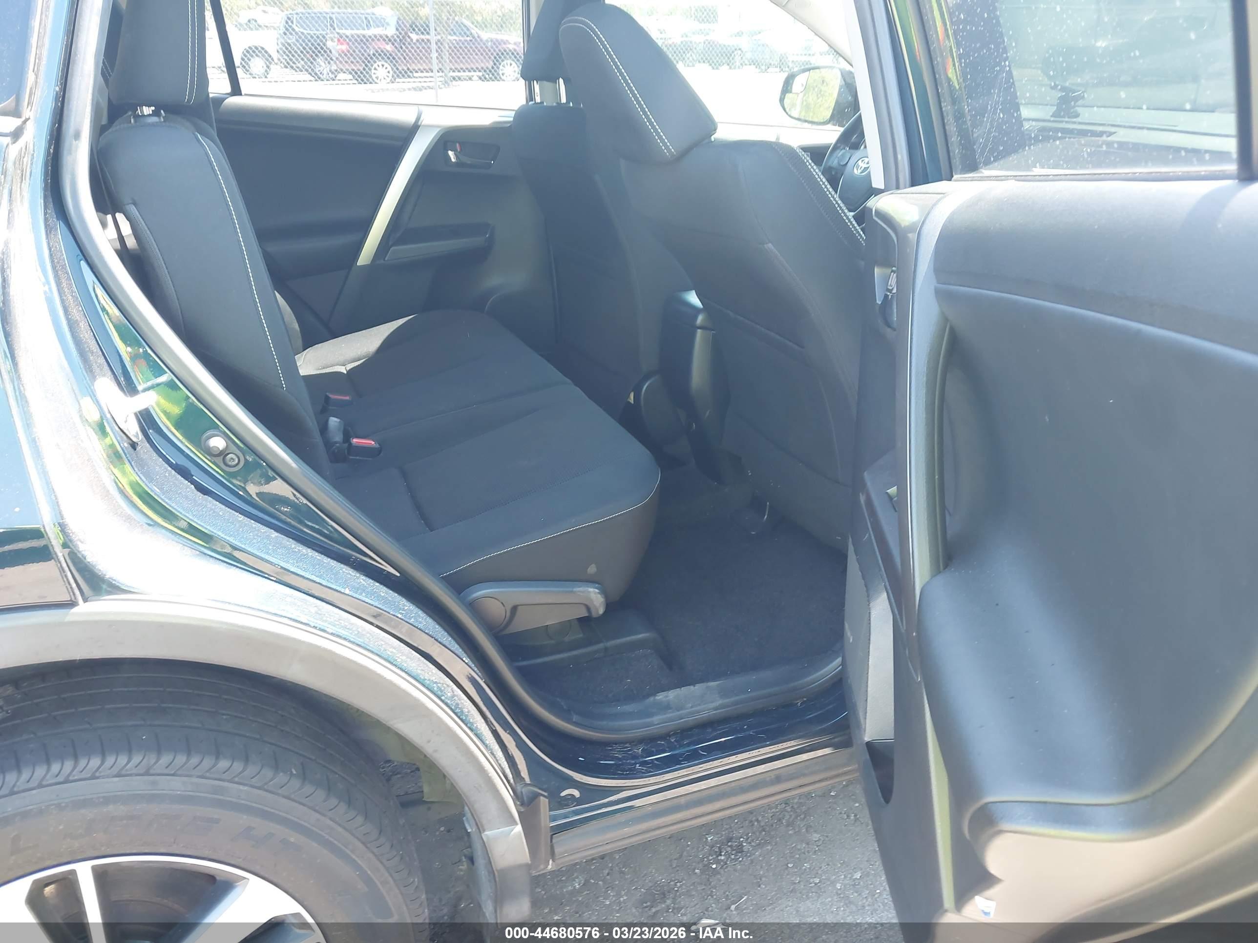 TOYOTA RAV4 image 8