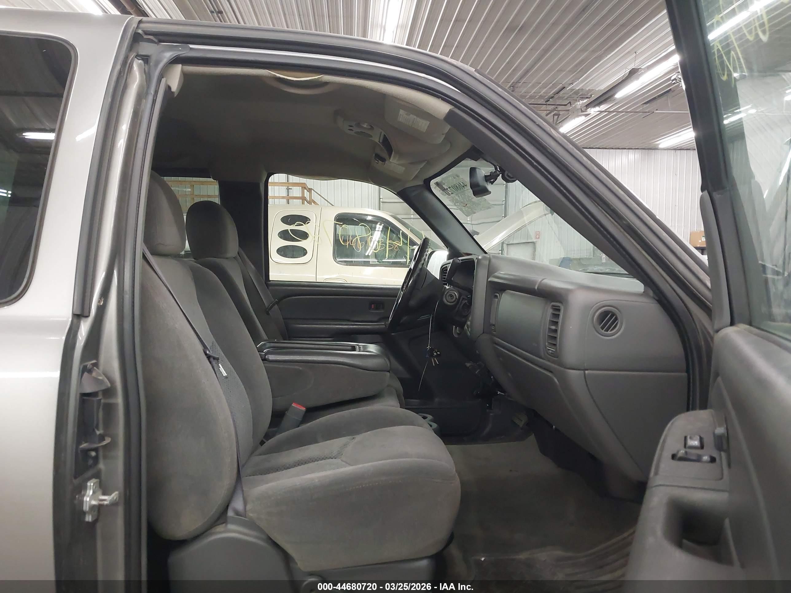 CHEVROLET SILVERADO image 5