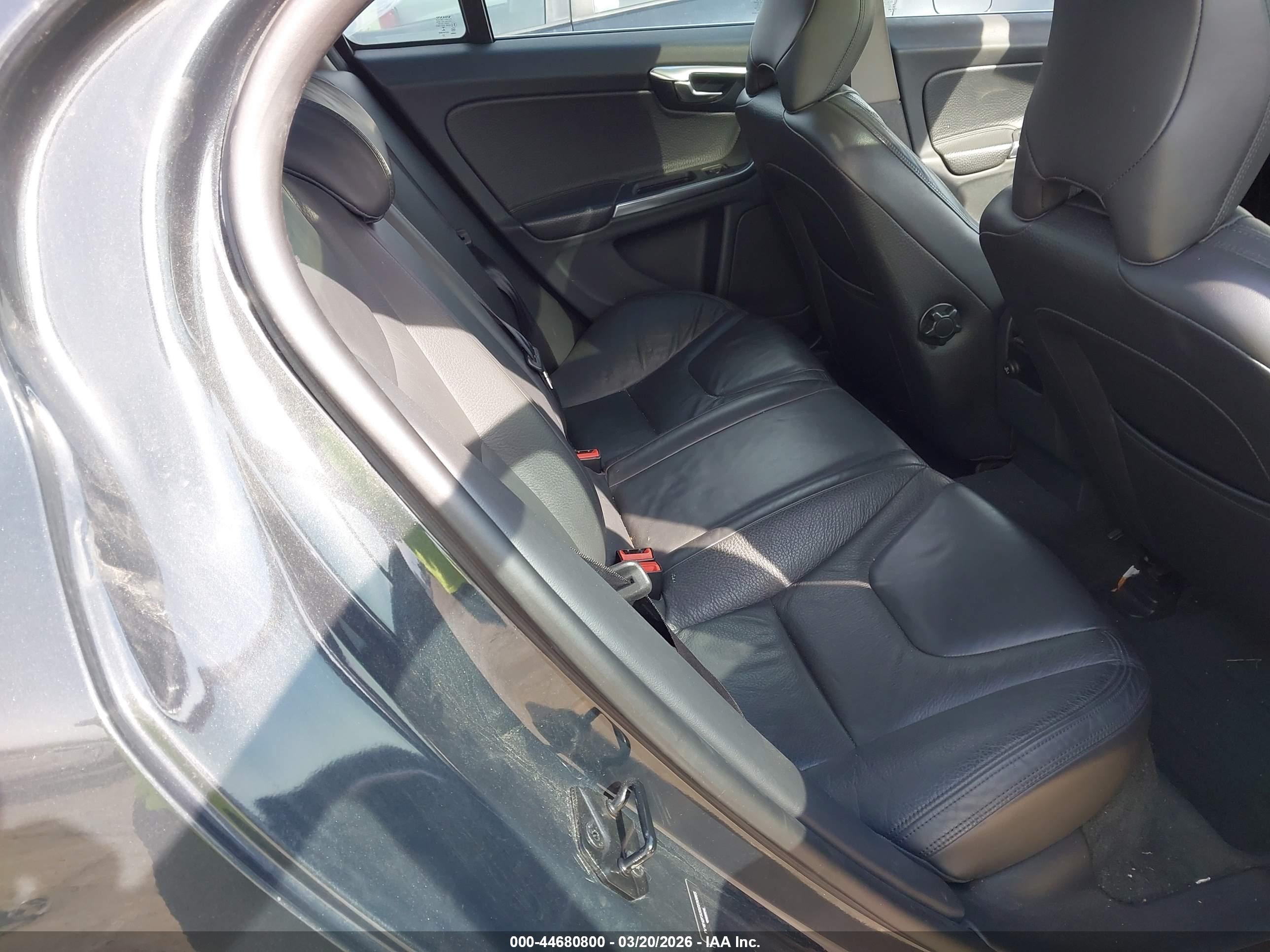 VOLVO S60 image 8