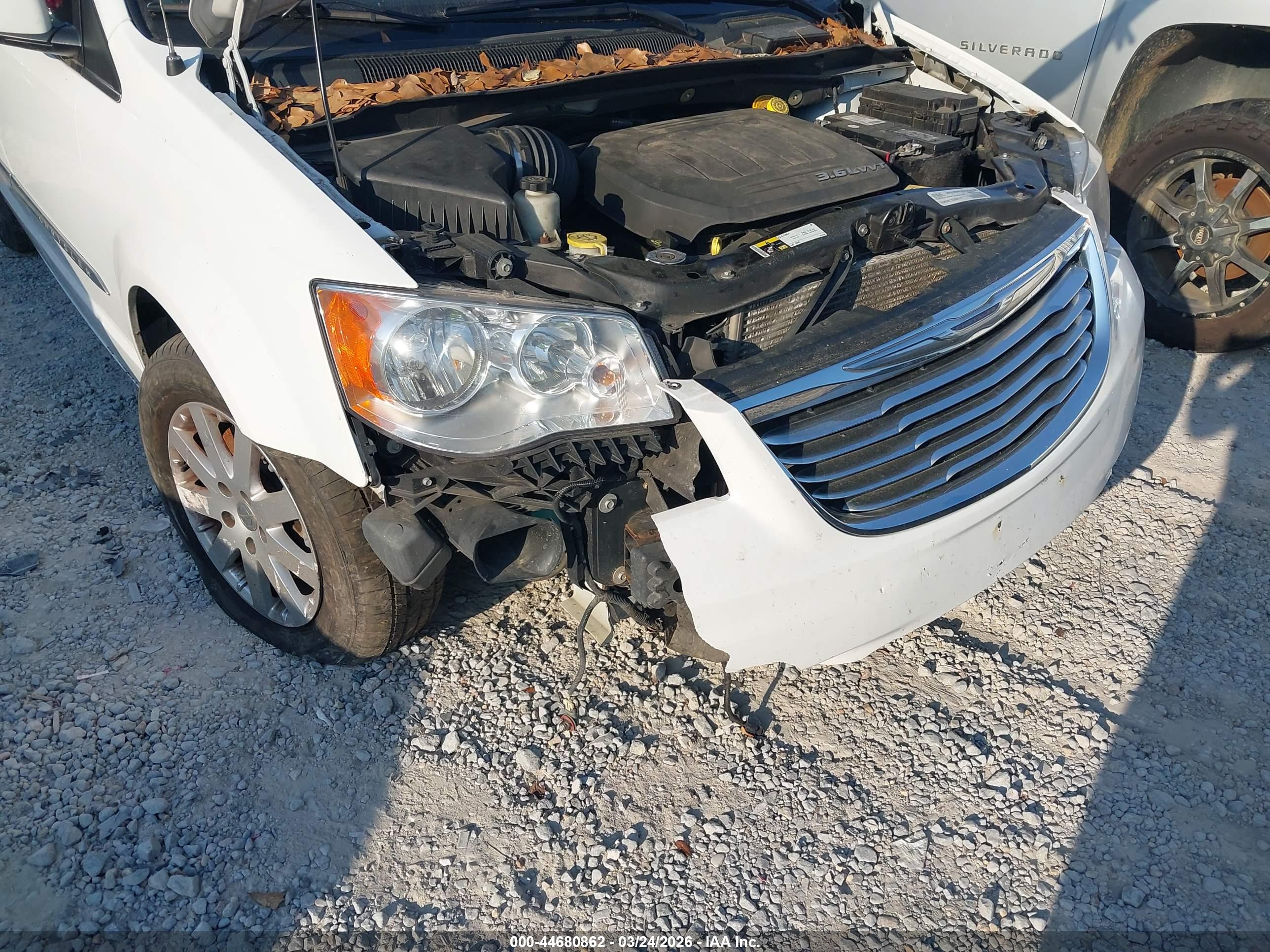 CHRYSLER TOWN image 6