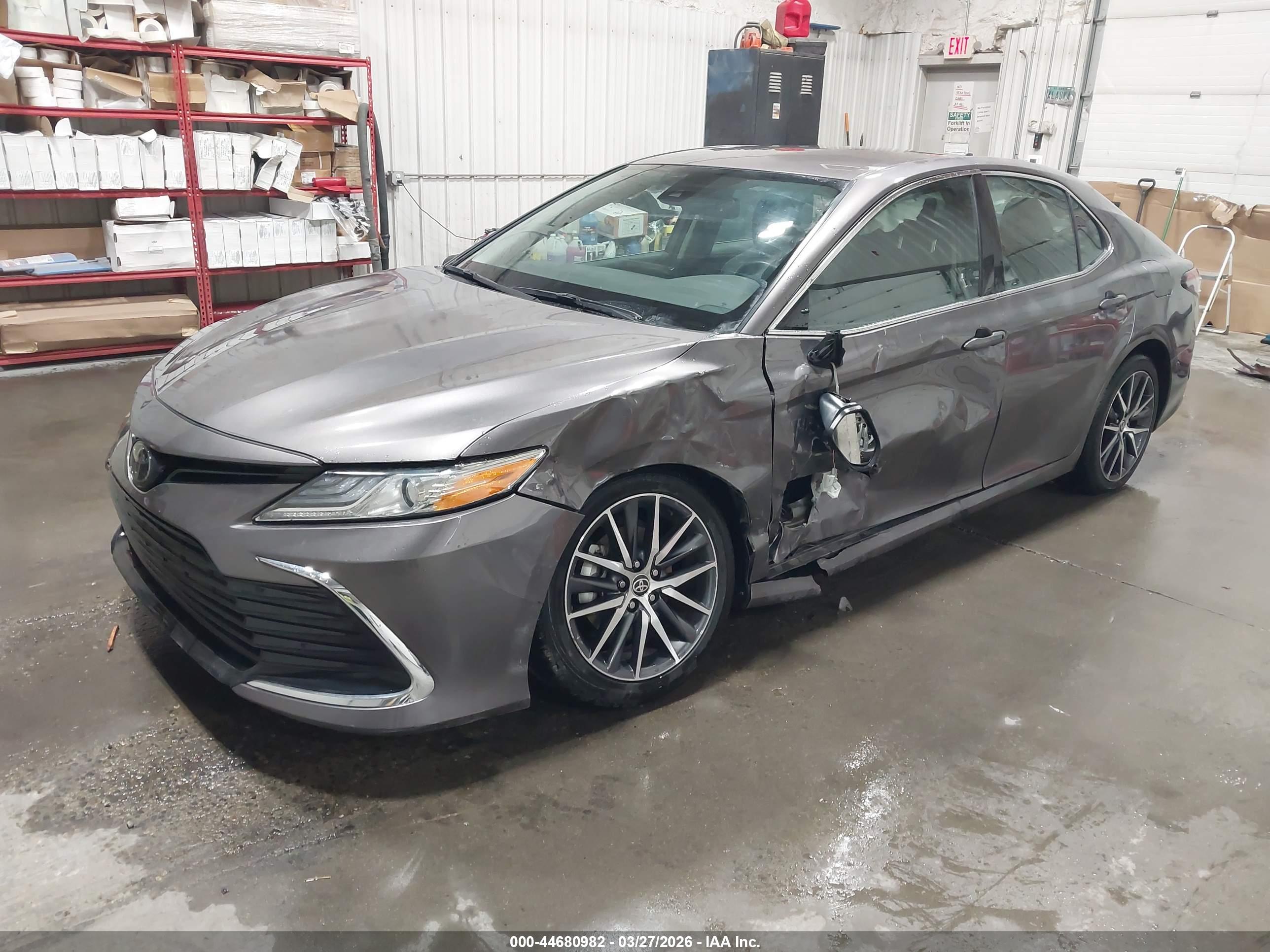 TOYOTA CAMRY image 2