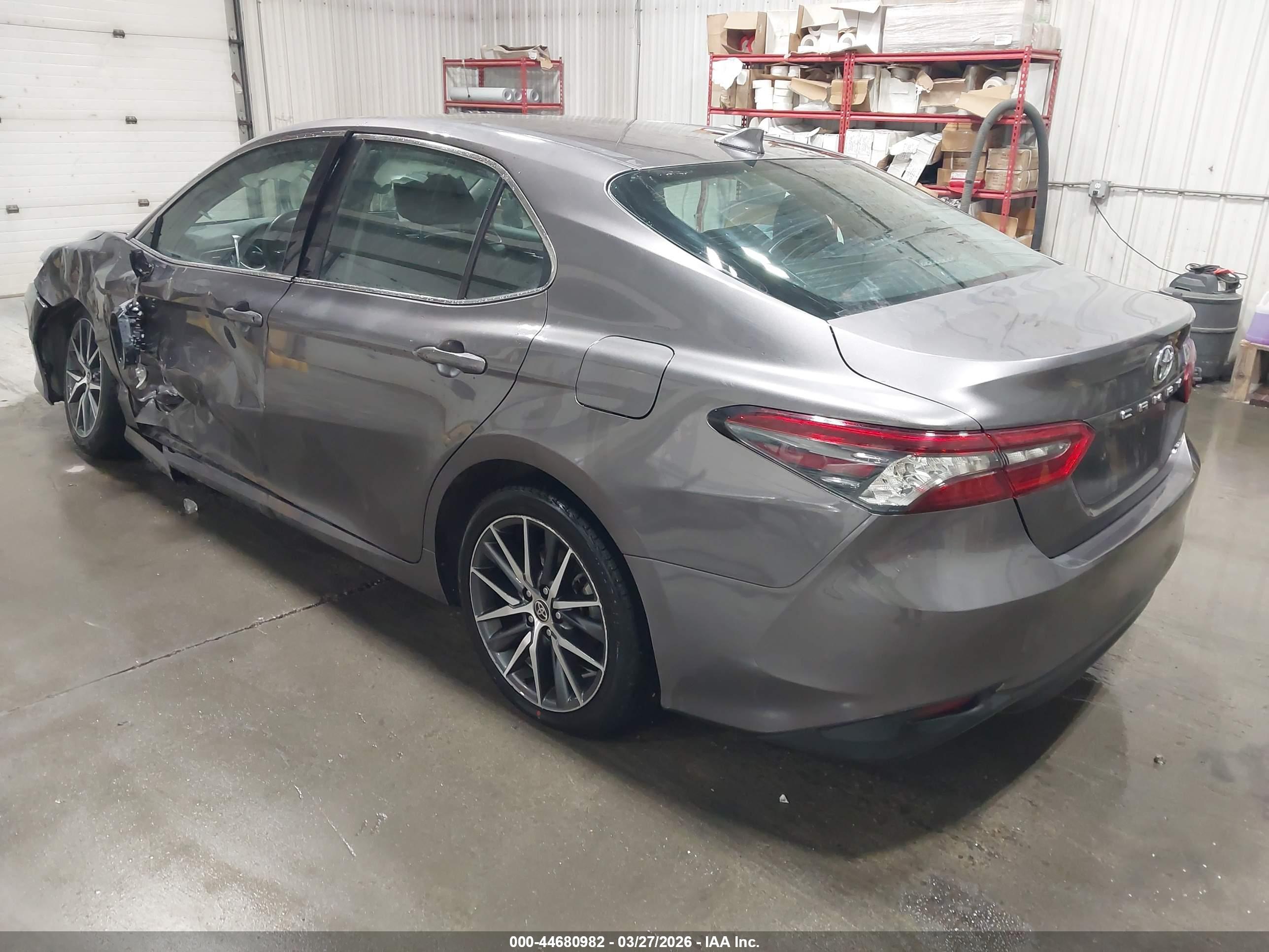 TOYOTA CAMRY image 3