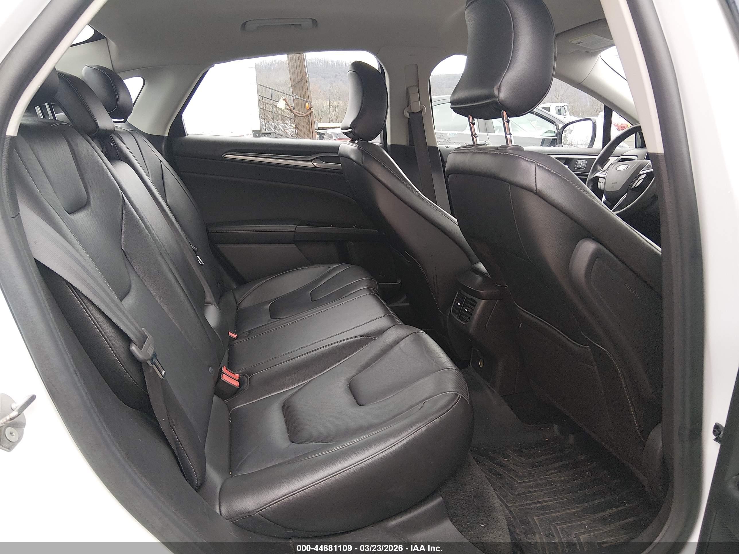 FORD FUSION image 8