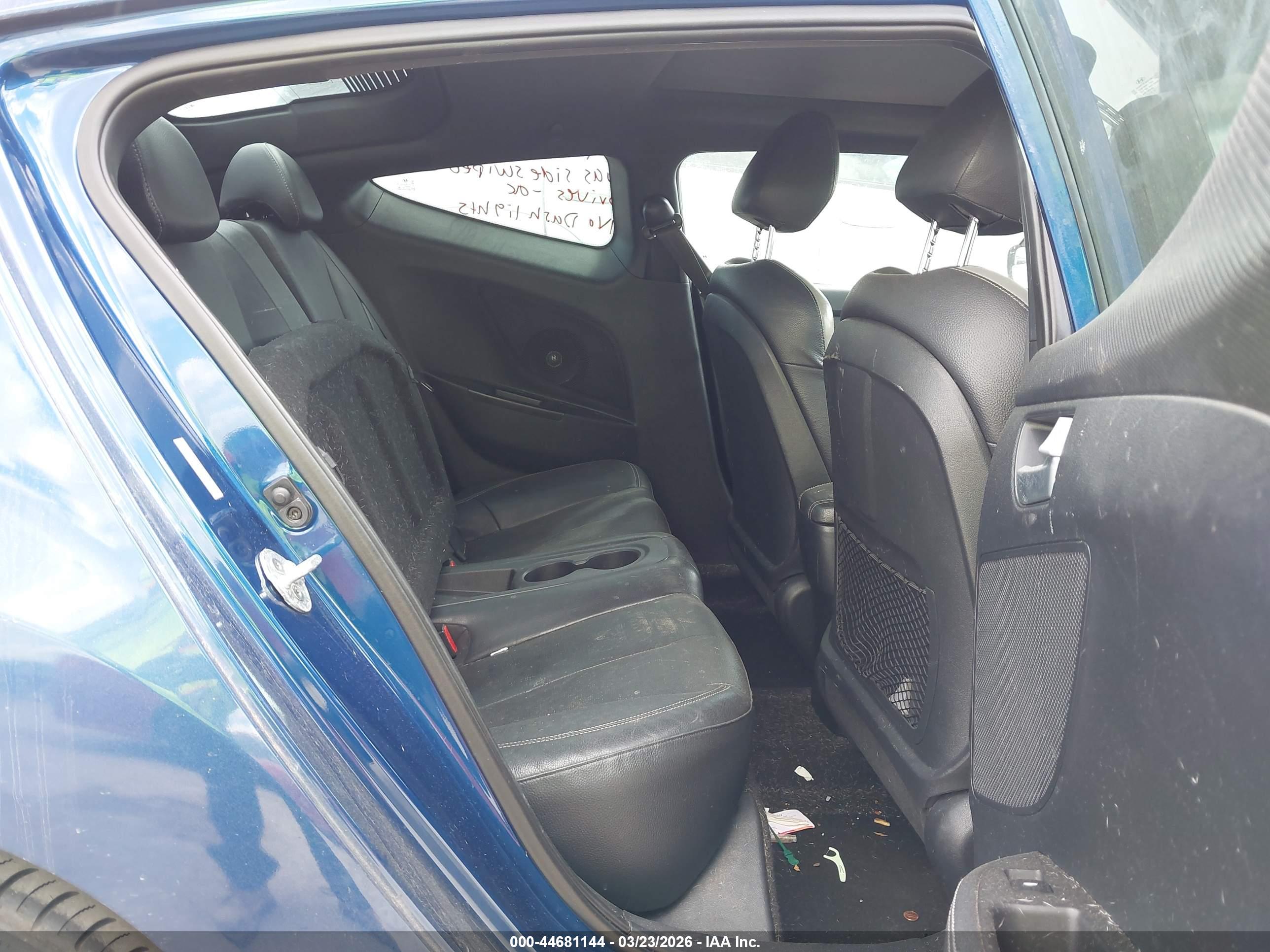 HYUNDAI VELOSTER image 8