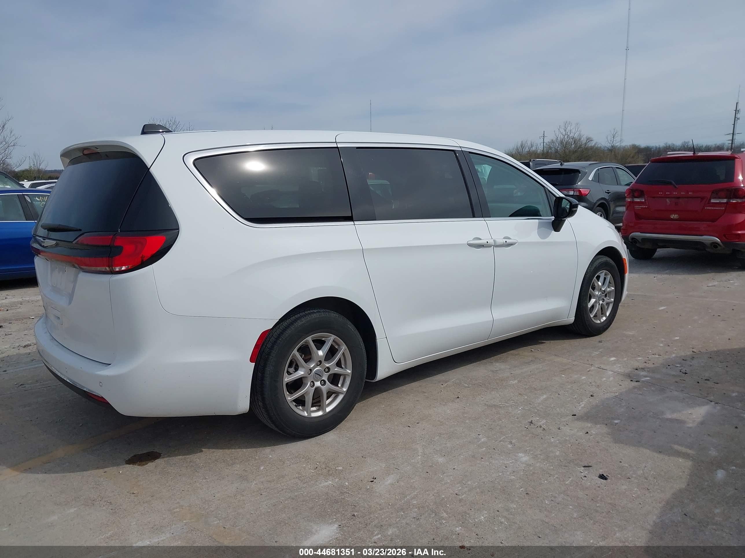 CHRYSLER PACIFICA image 4
