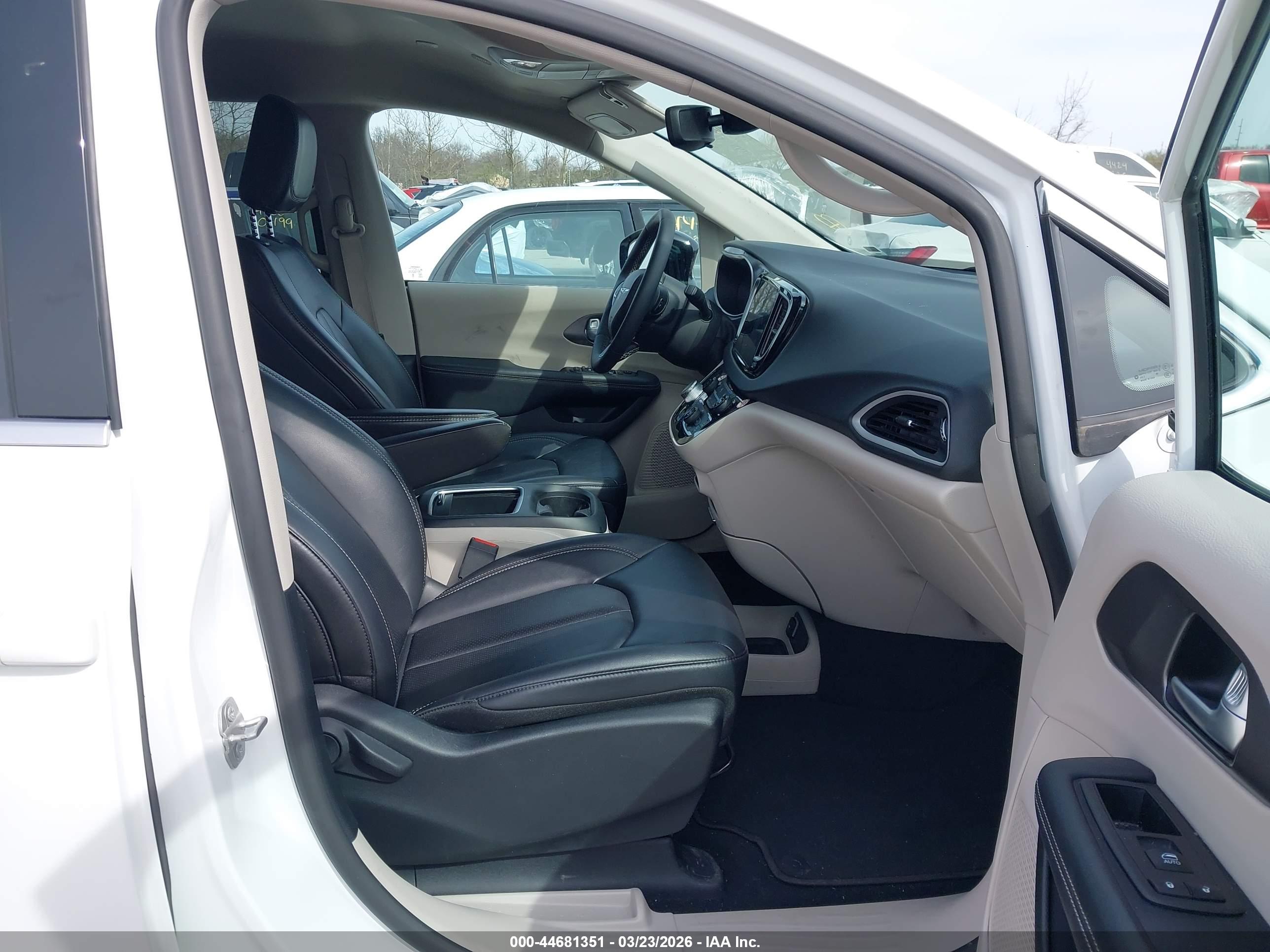 CHRYSLER PACIFICA image 5