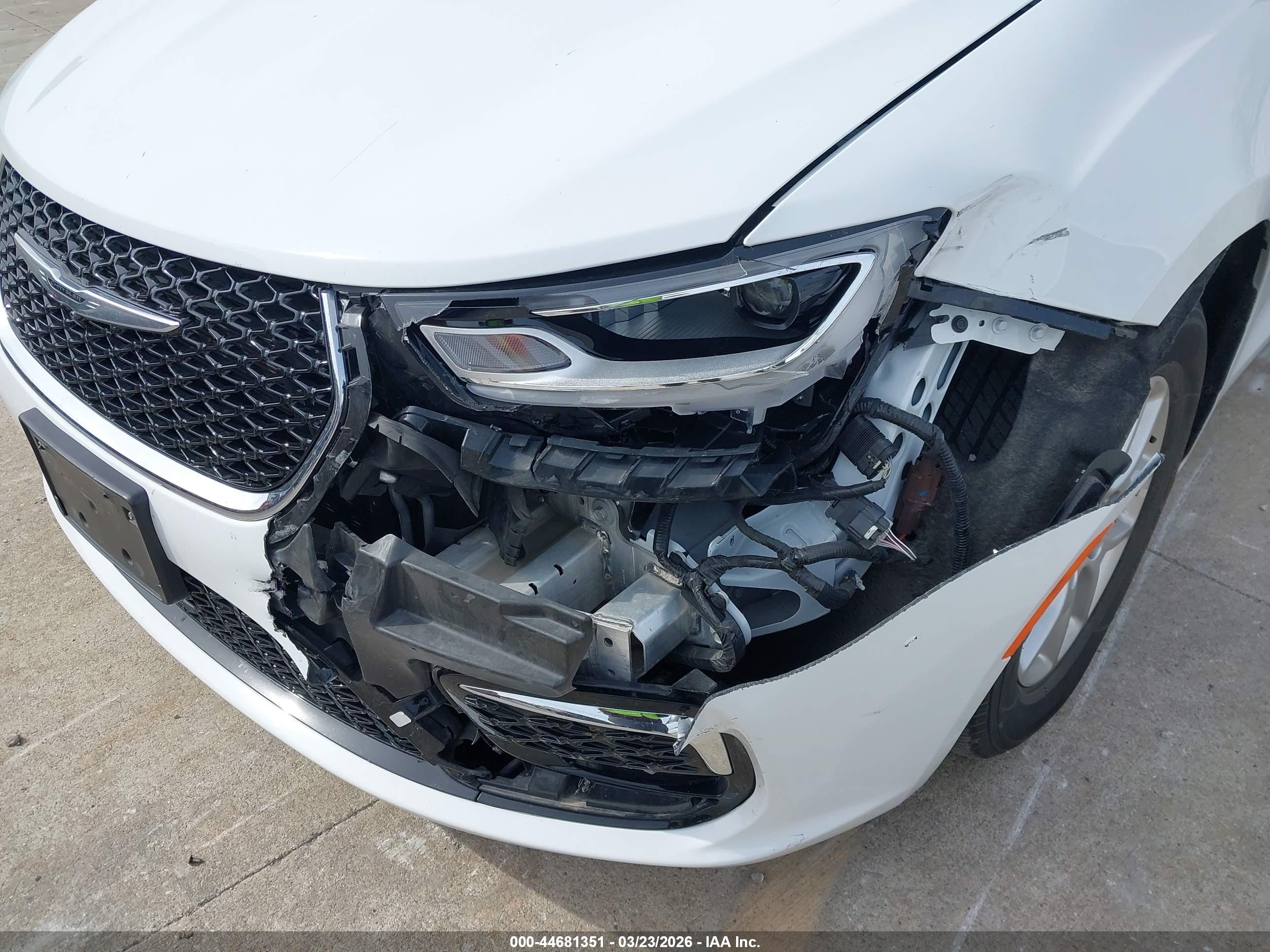 CHRYSLER PACIFICA image 6