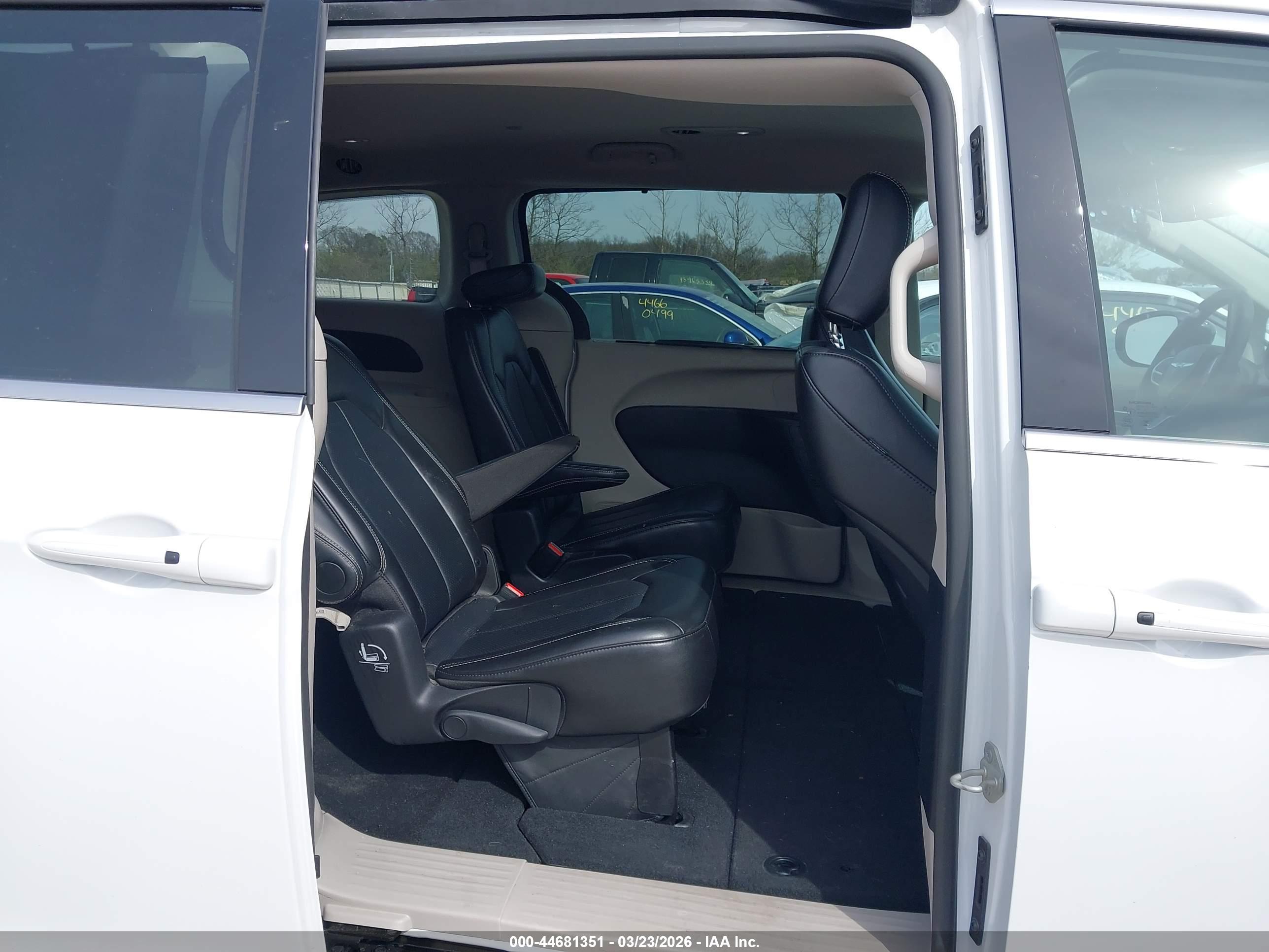CHRYSLER PACIFICA image 8