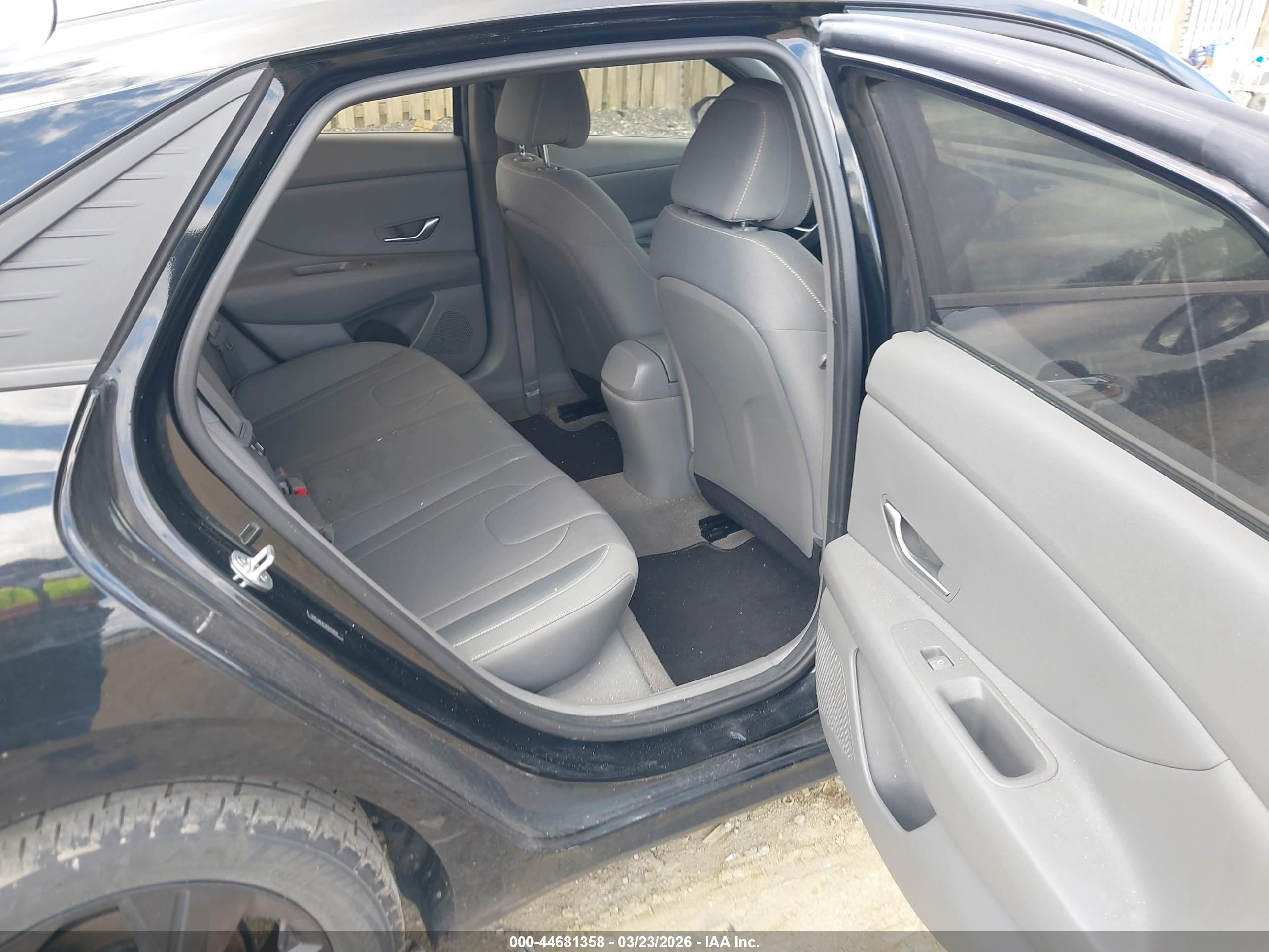 HYUNDAI ELANTRA image 8
