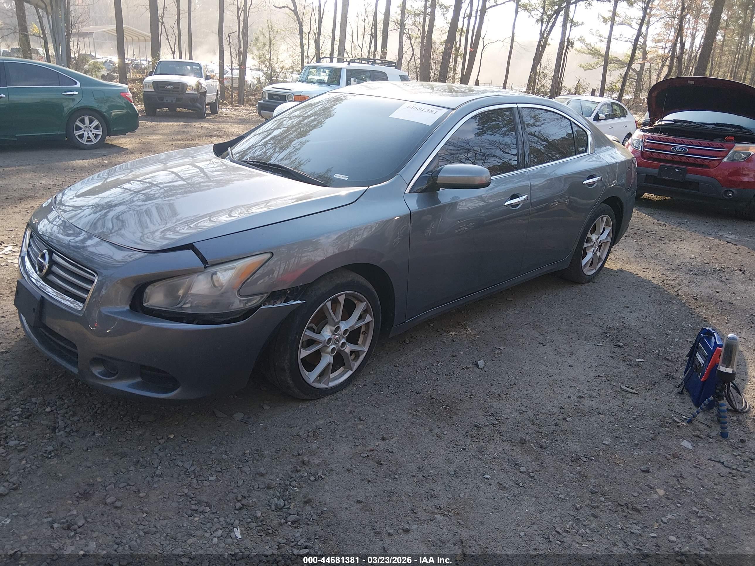 NISSAN MAXIMA image 2