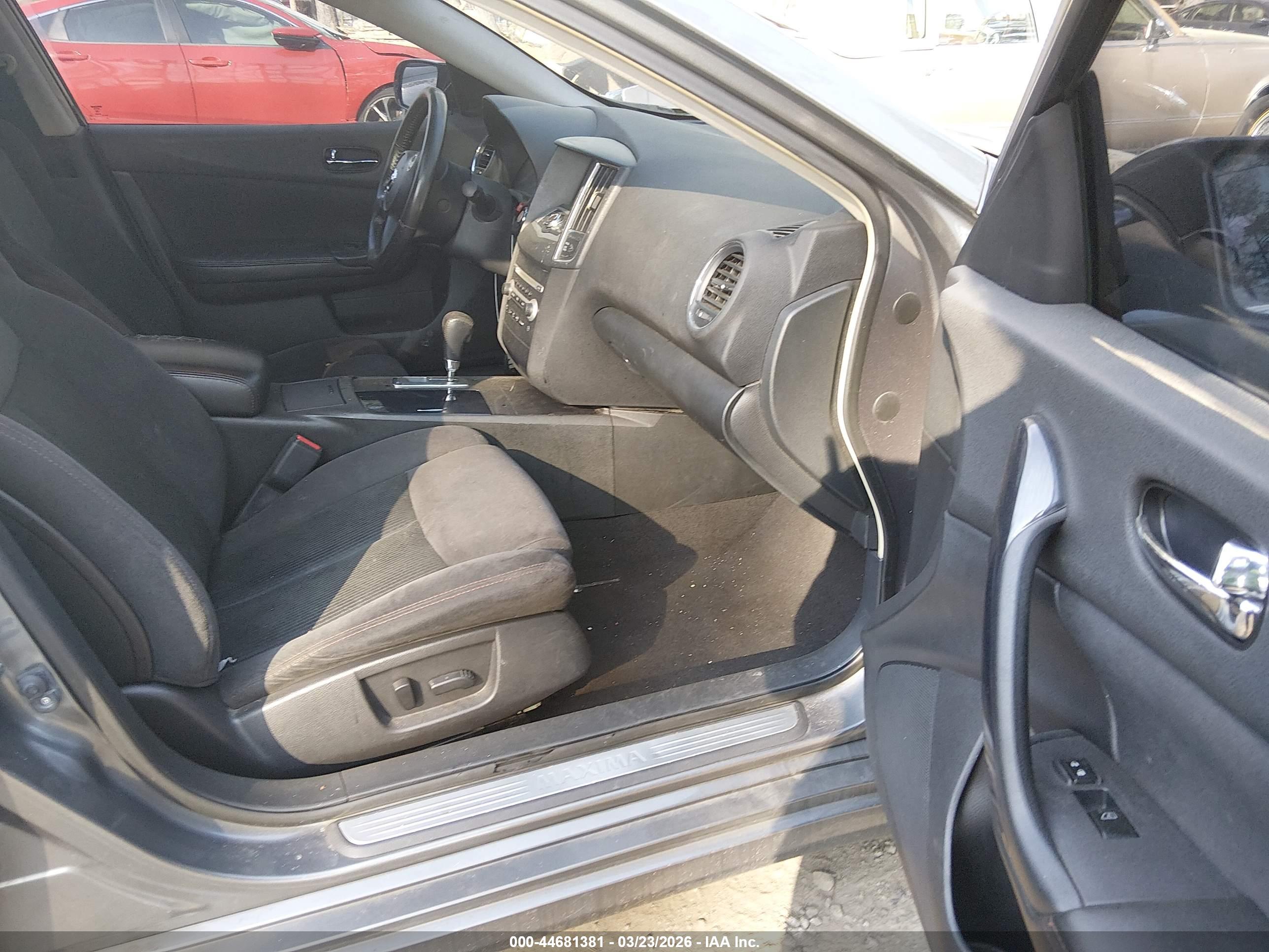 NISSAN MAXIMA image 5