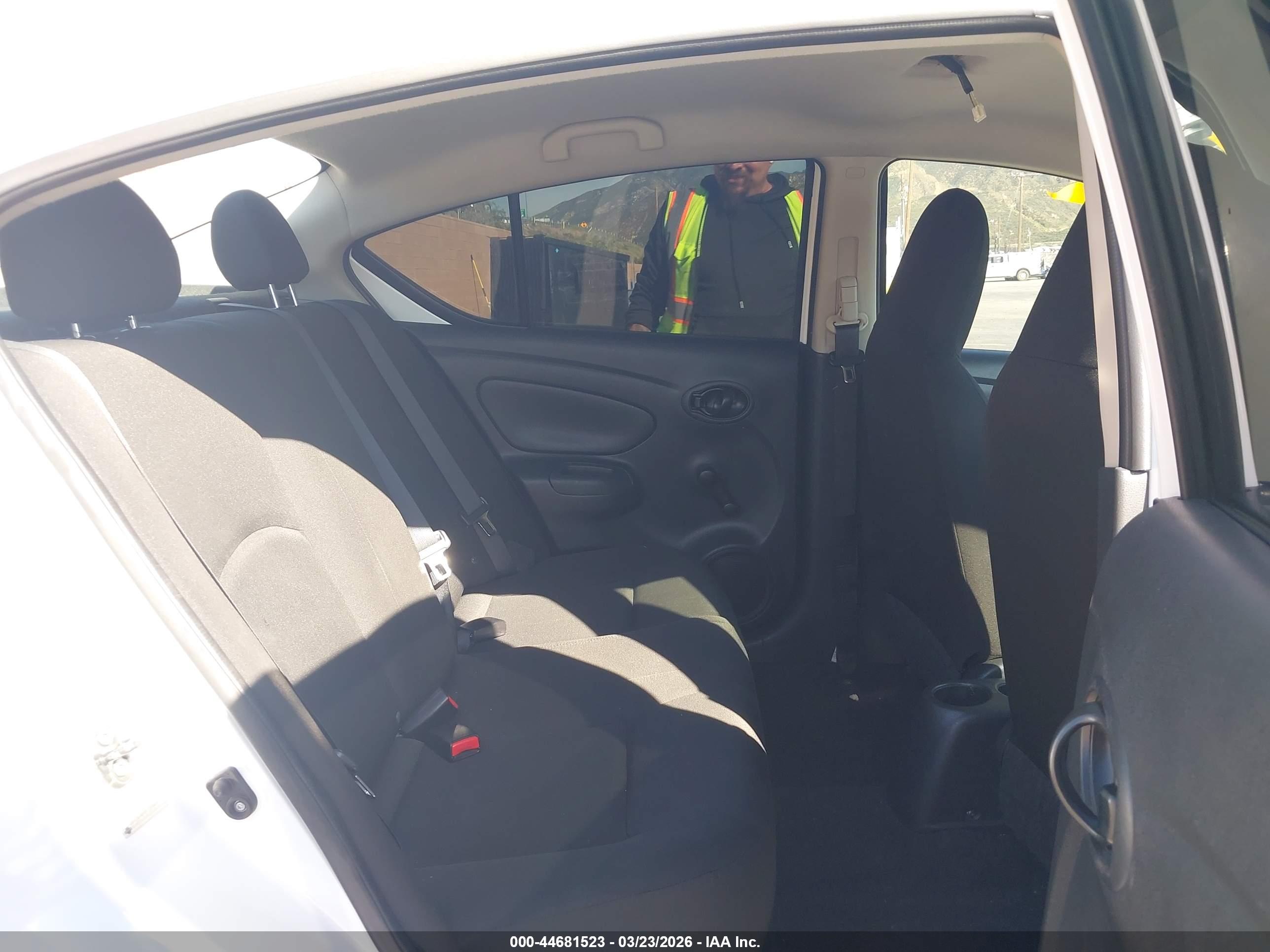 NISSAN VERSA image 8