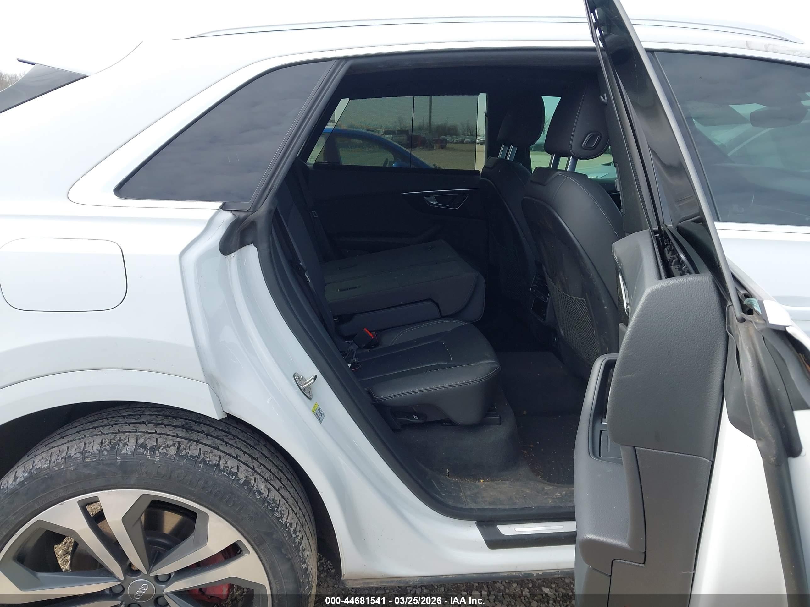AUDI Q8 image 8