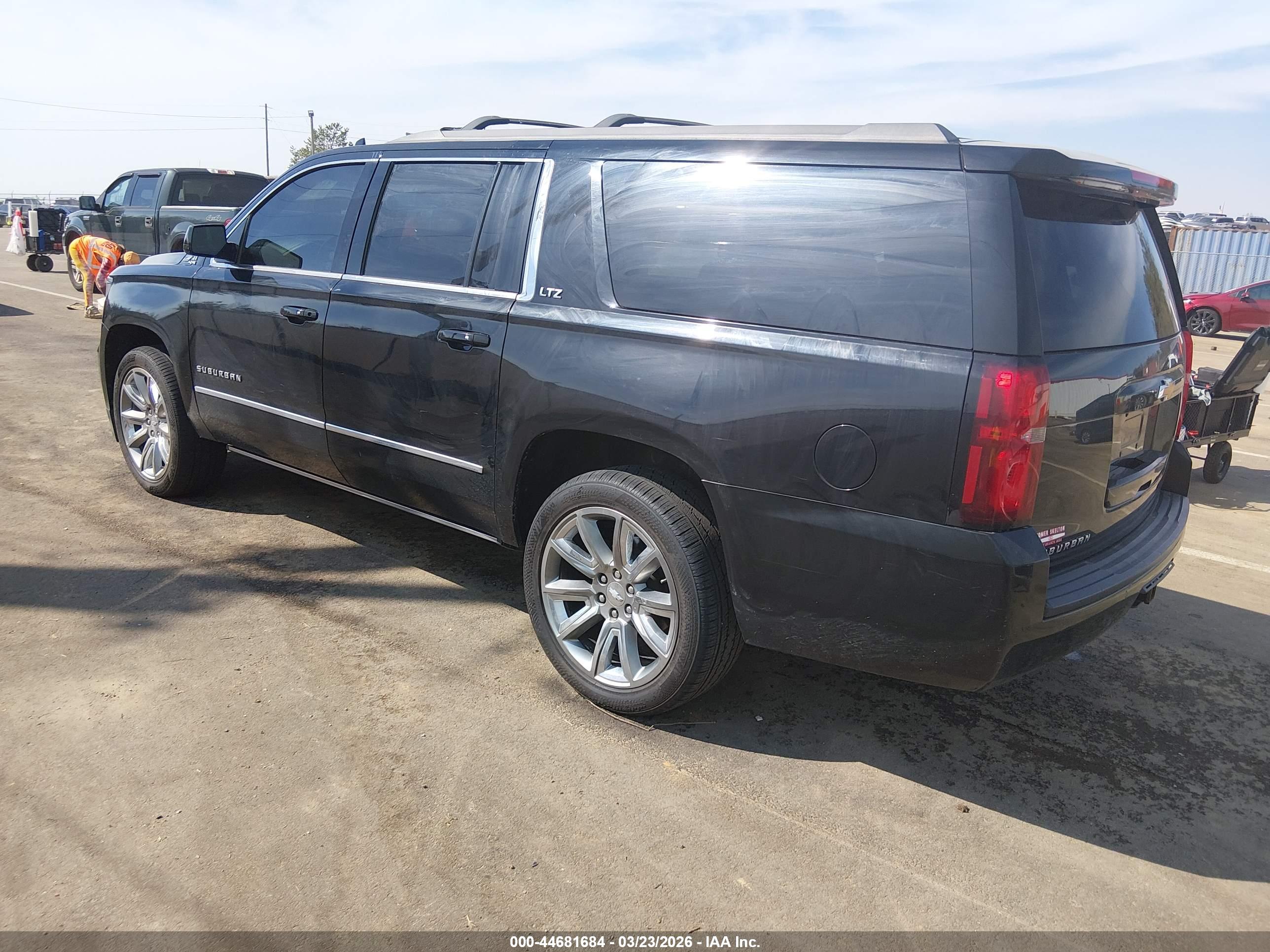 CHEVROLET SUBURBAN image 3