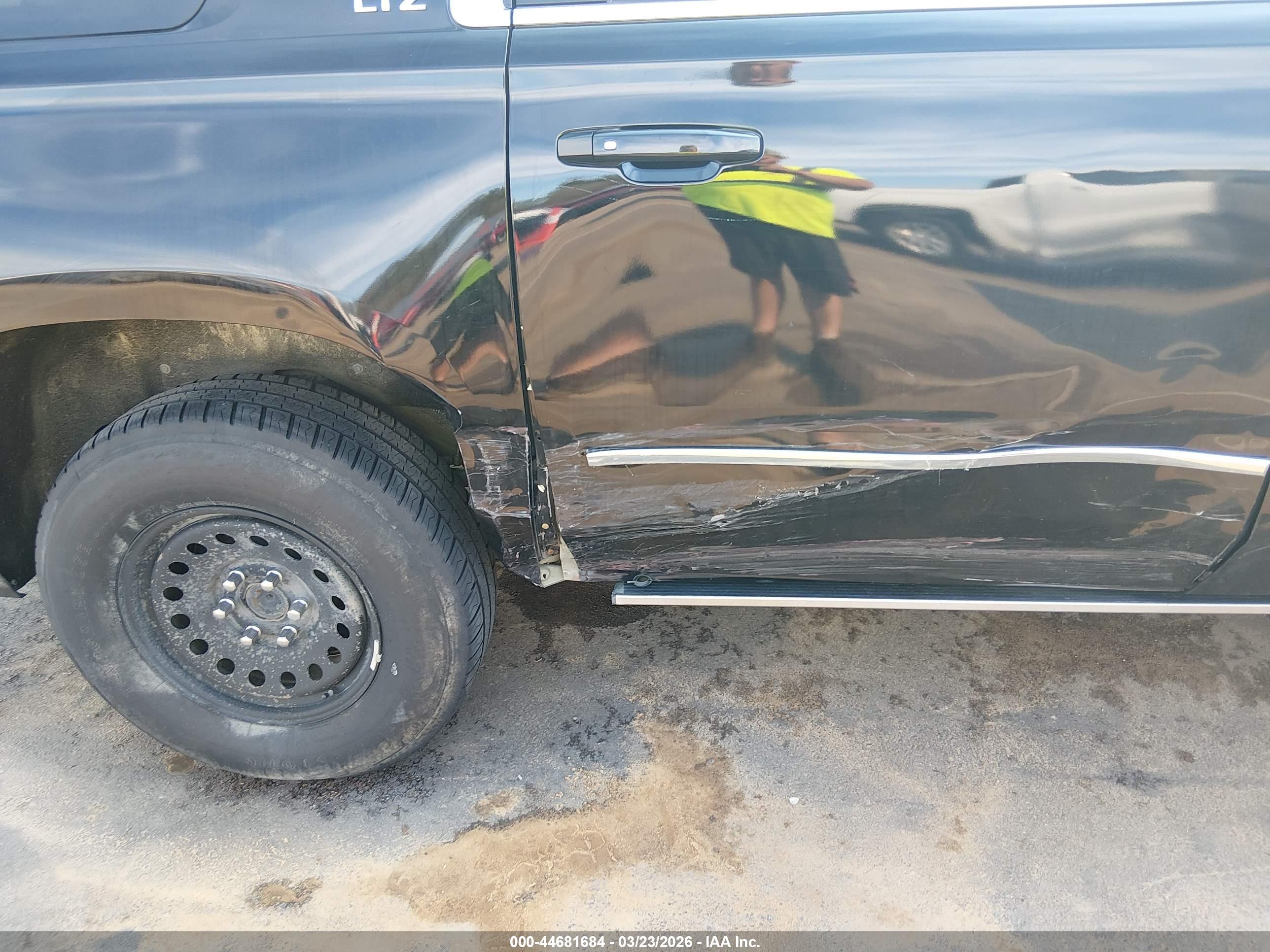 CHEVROLET SUBURBAN image 6