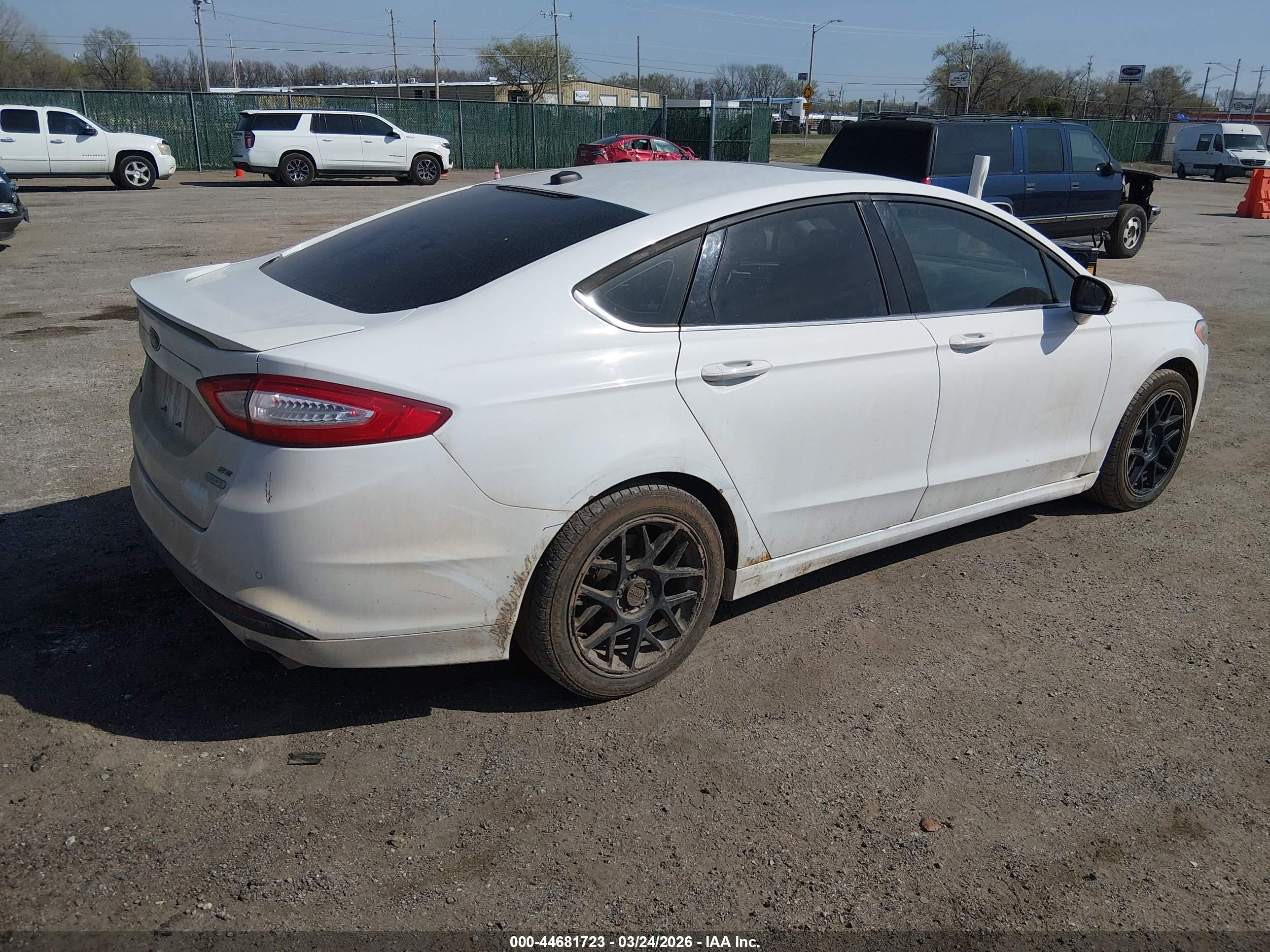 FORD FUSION image 4