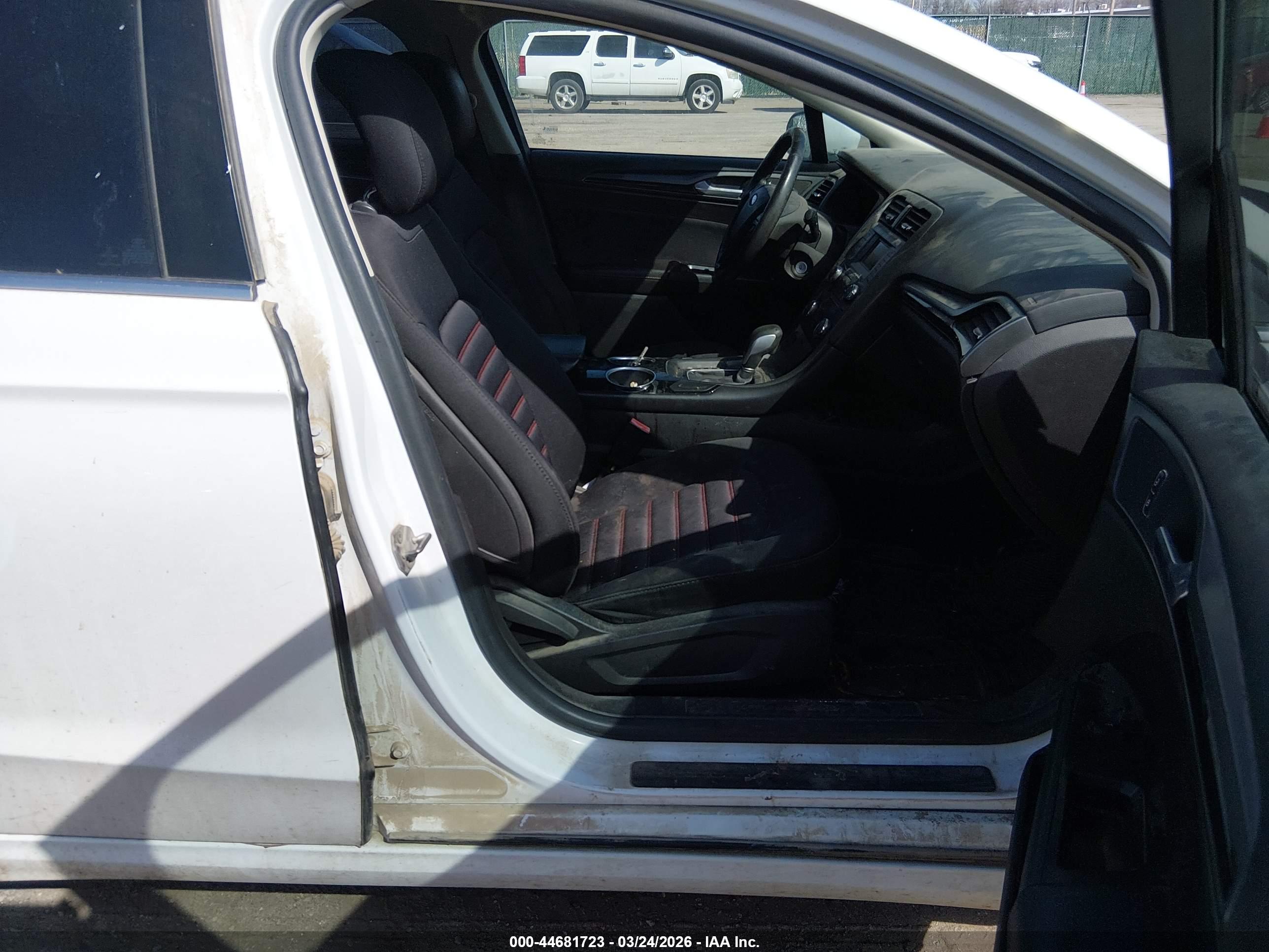 FORD FUSION image 5