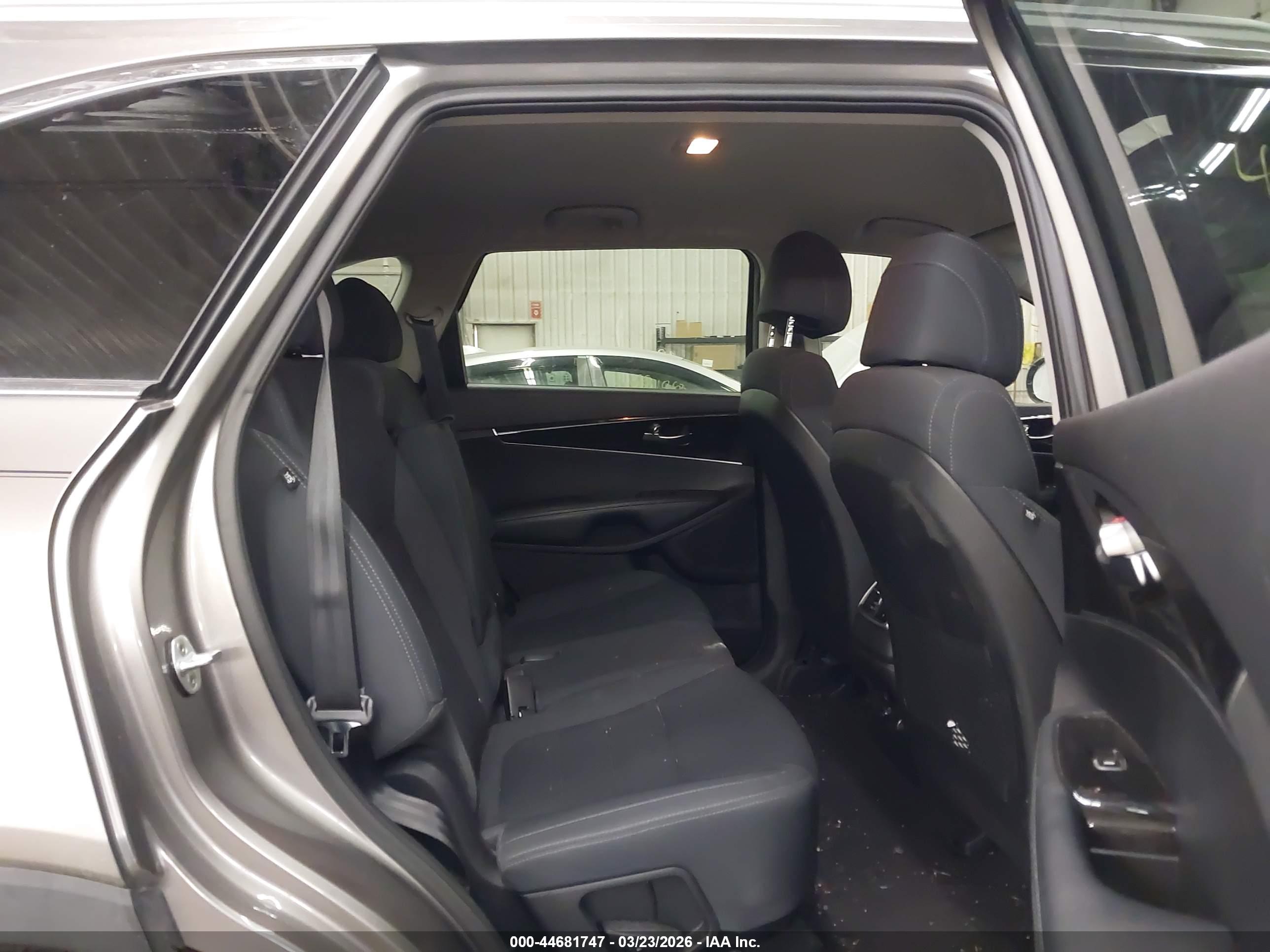 KIA SORENTO image 8