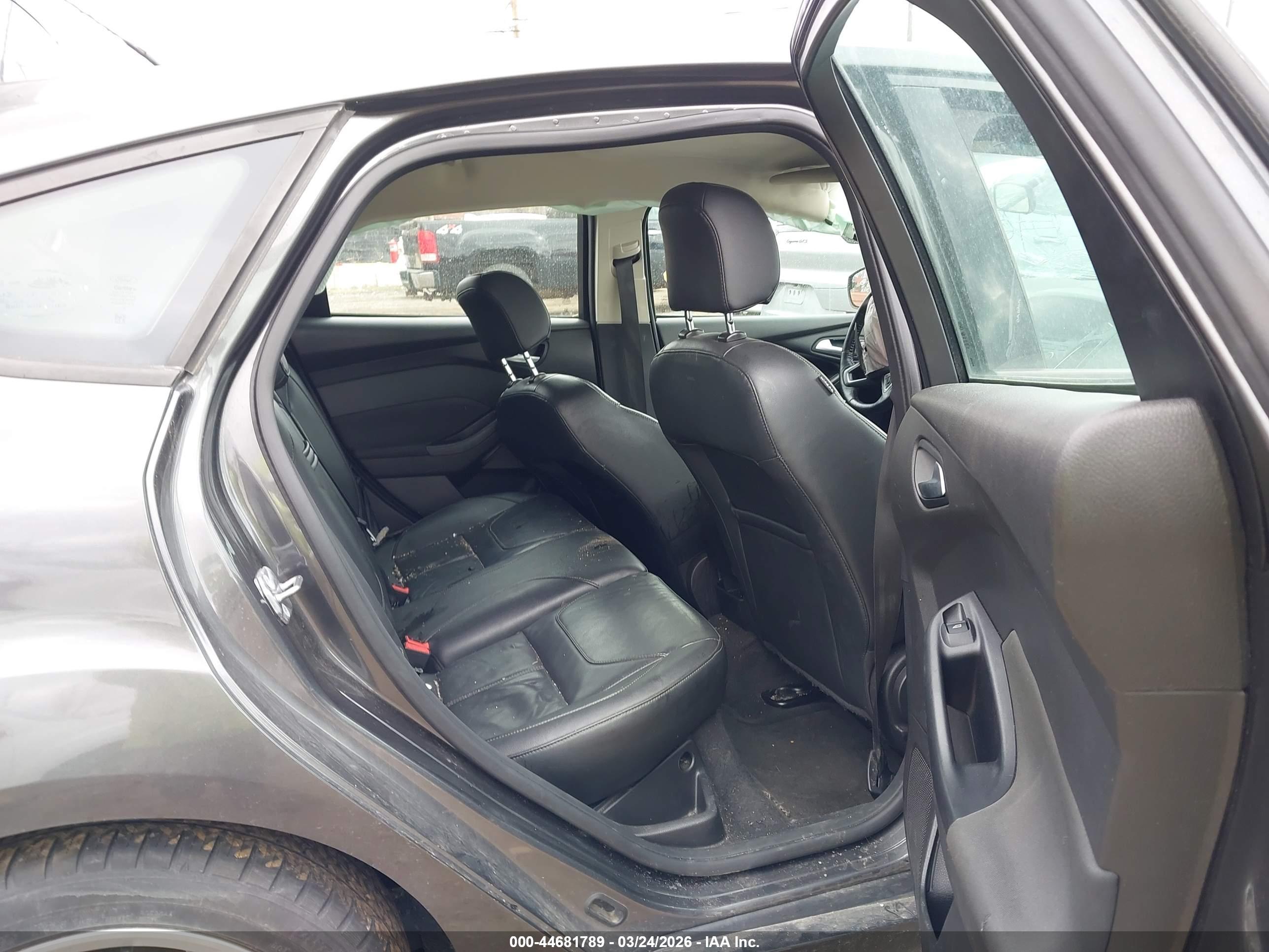 FORD FOCUS image 8