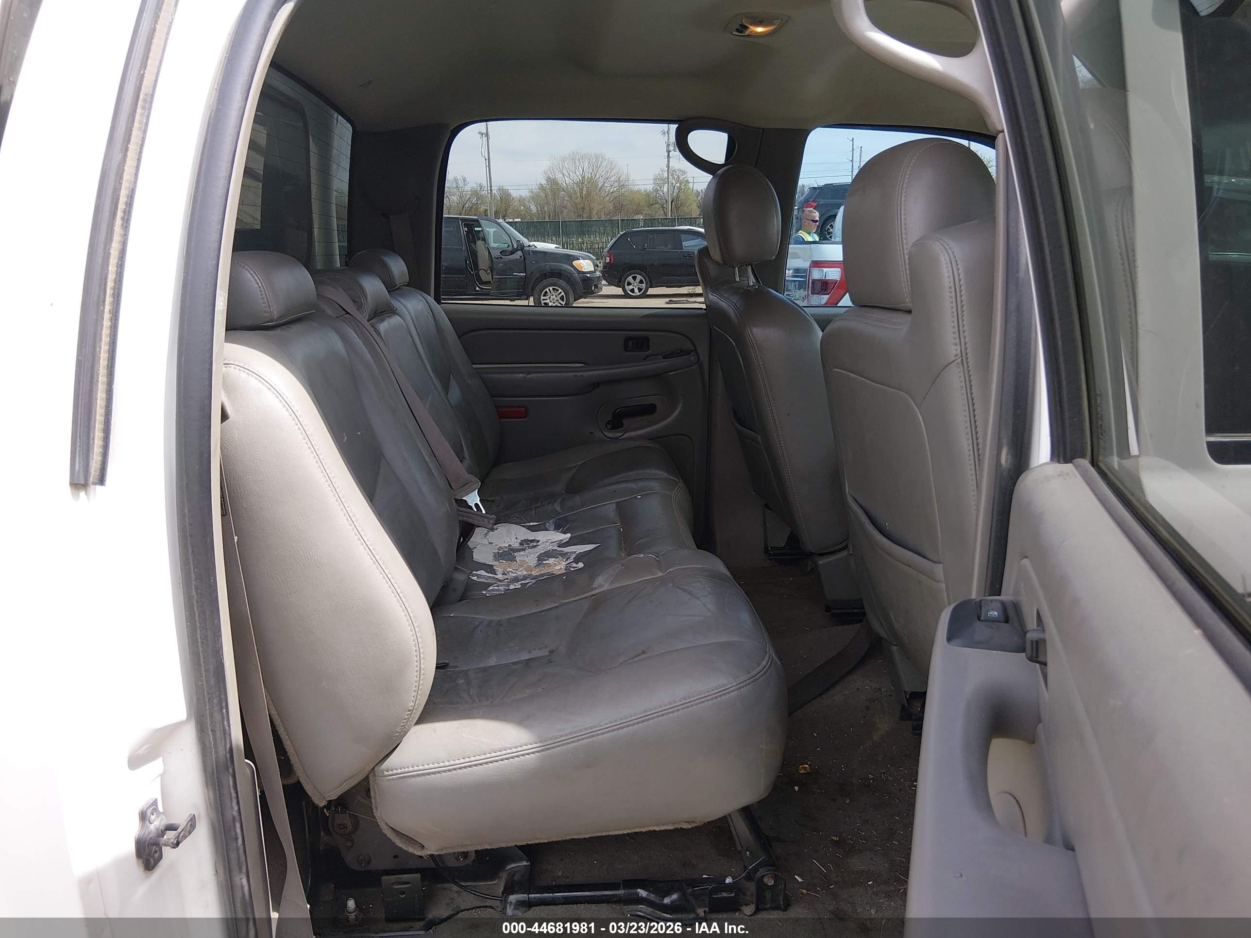 CHEVROLET SILVERADO image 8