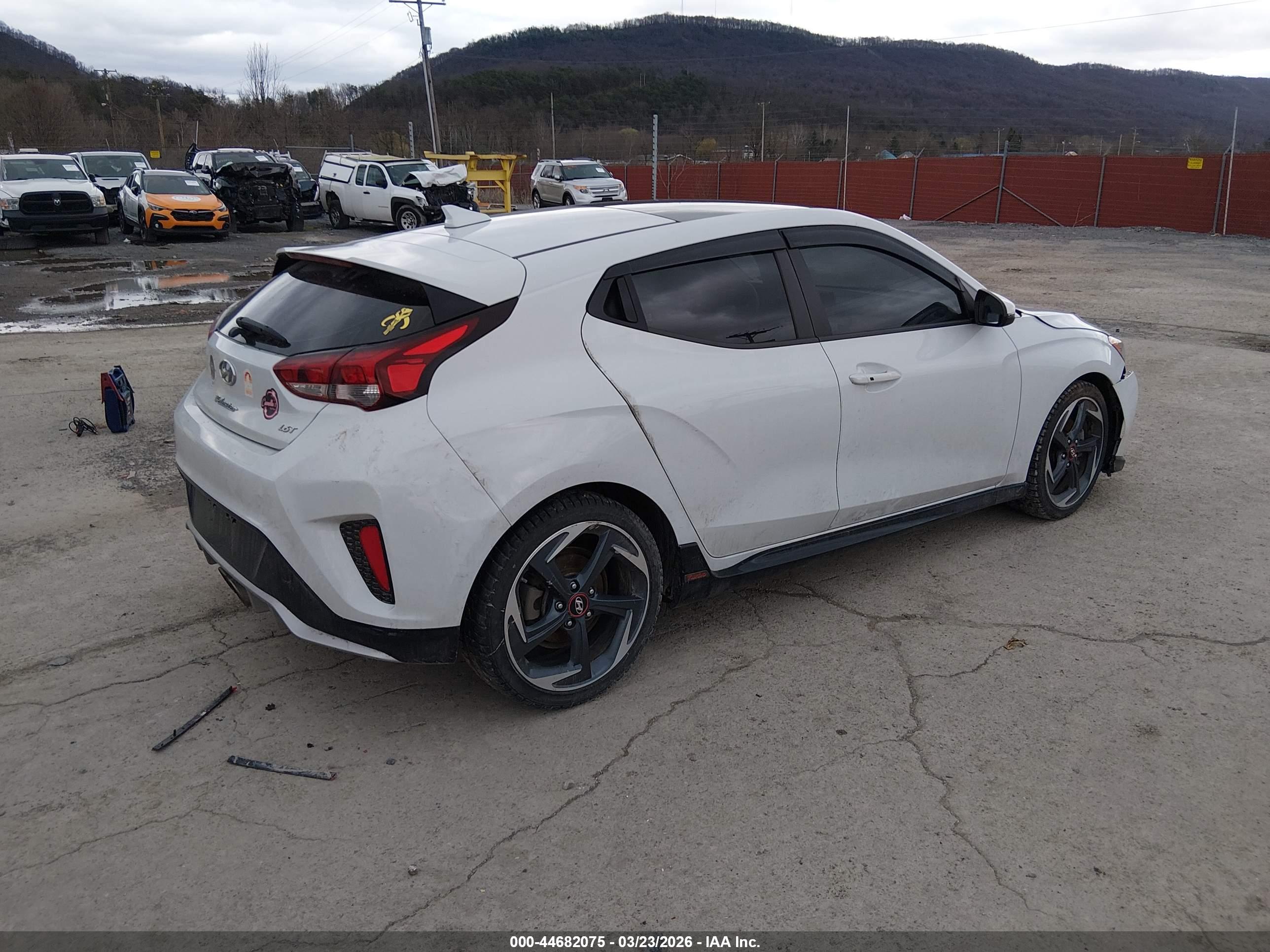 HYUNDAI VELOSTER image 4