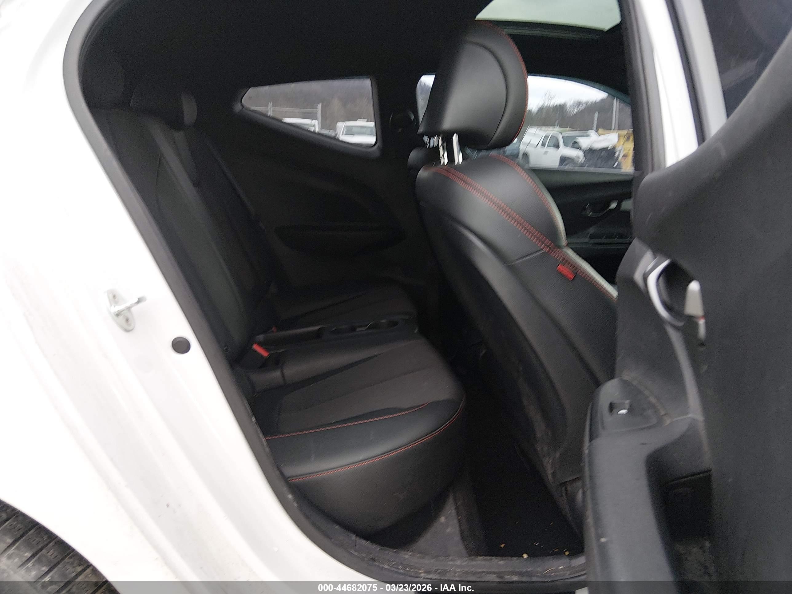 HYUNDAI VELOSTER image 8