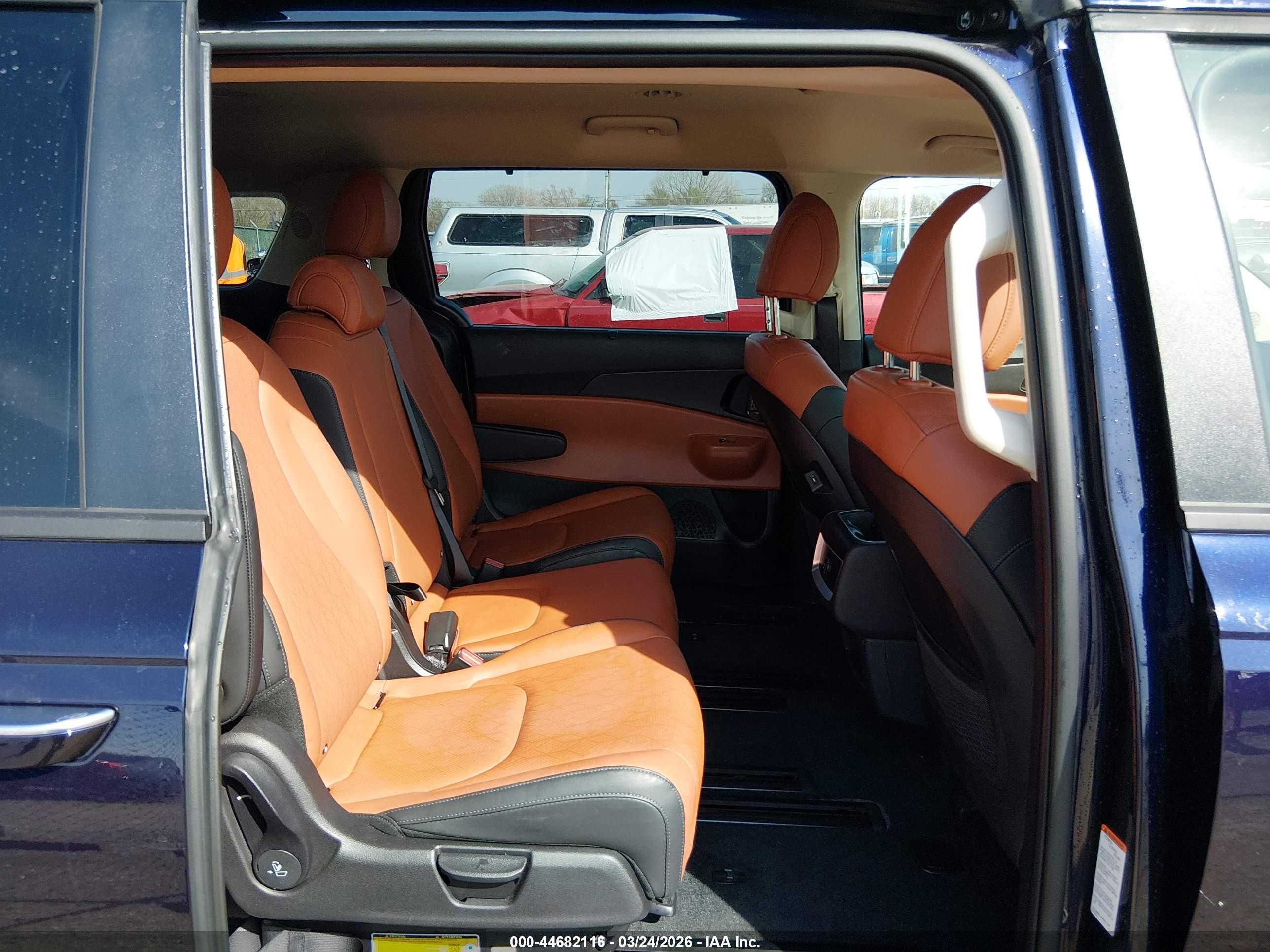 KIA CARNIVAL image 8