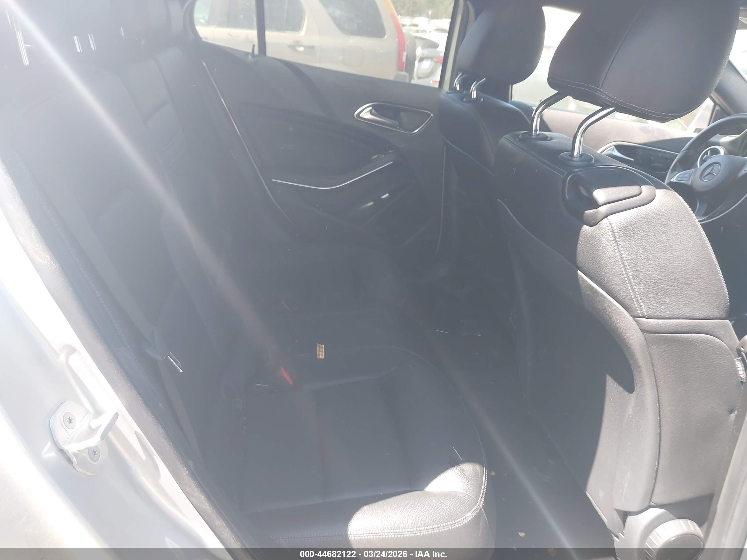 MERCEDES-BENZ GLA image 8