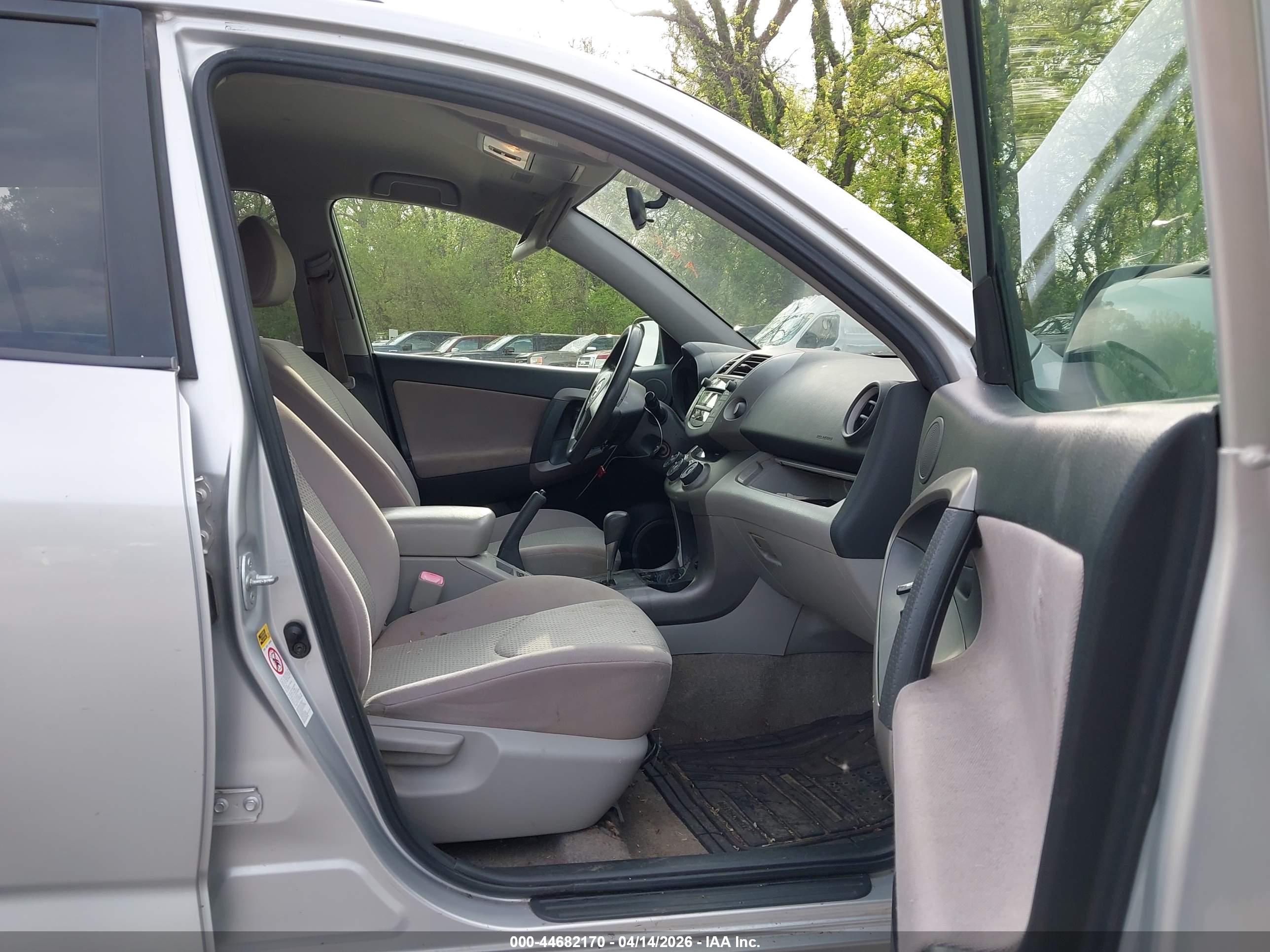 TOYOTA RAV4 image 5