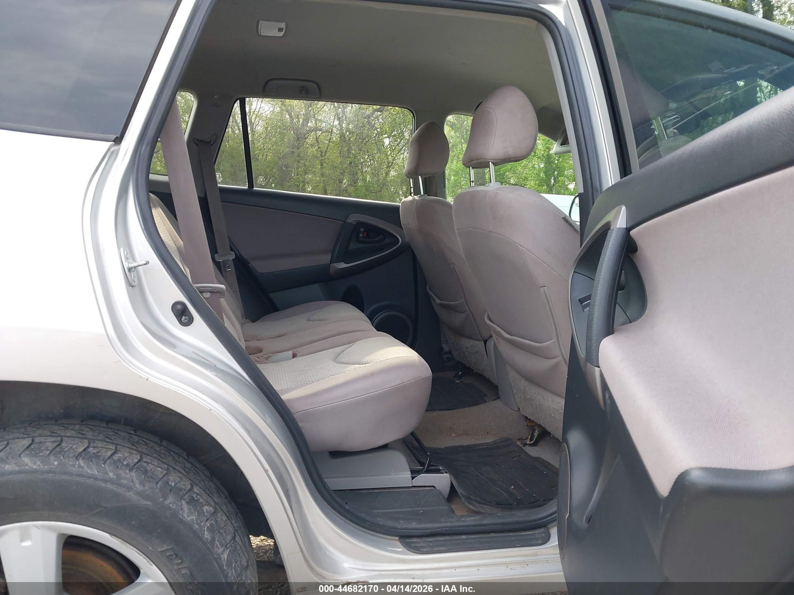 TOYOTA RAV4 image 8