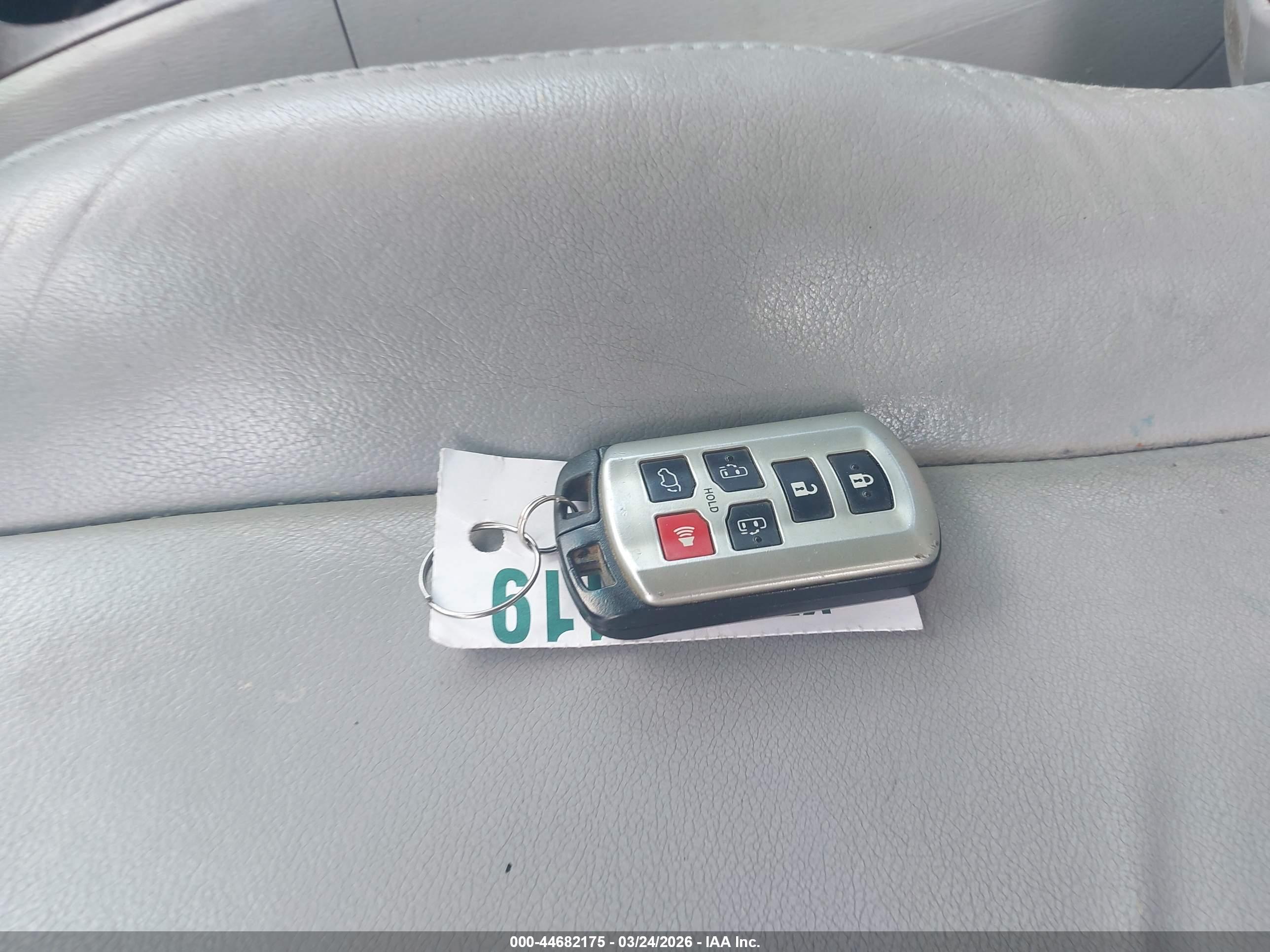TOYOTA SIENNA image 11