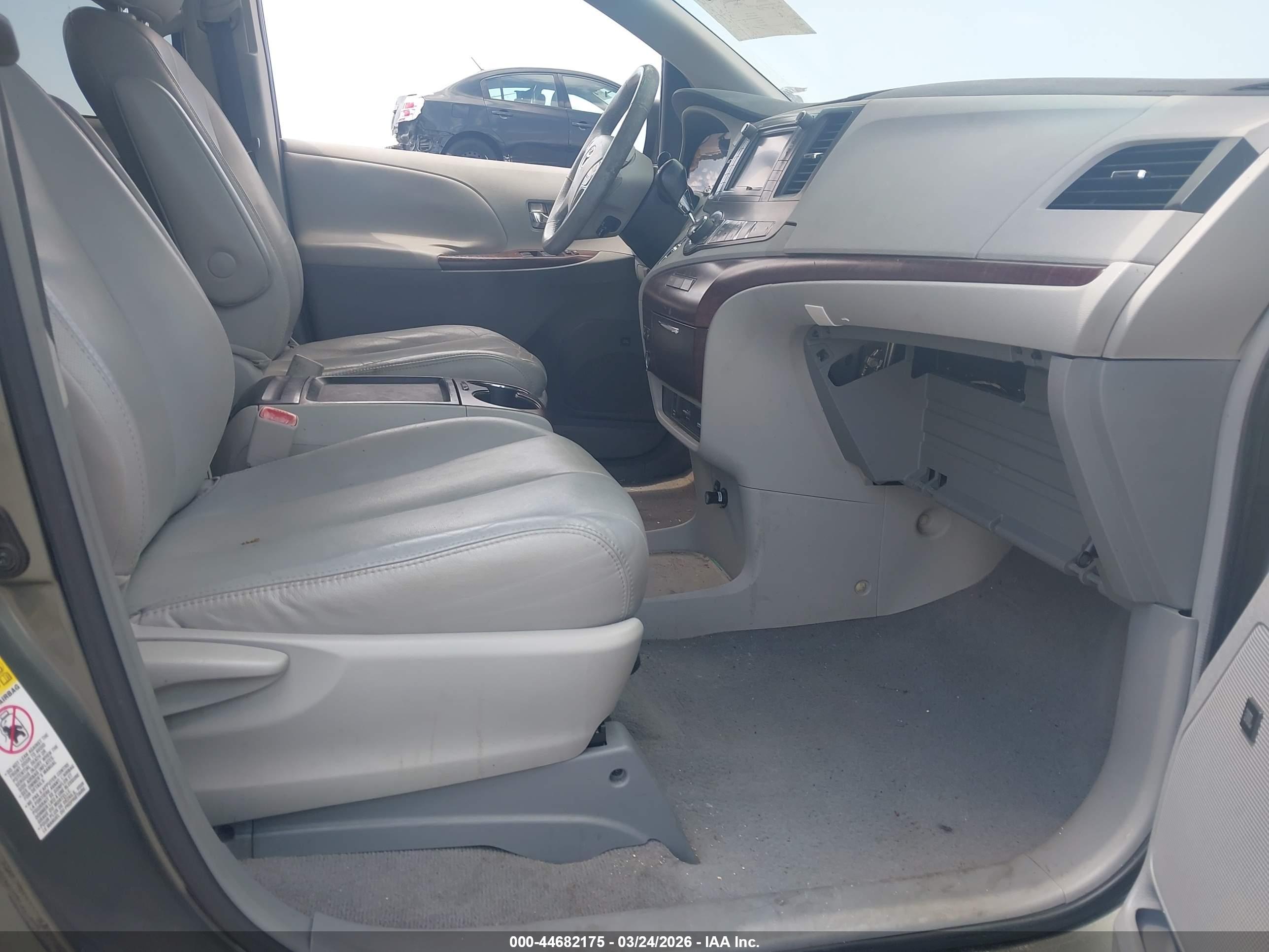 TOYOTA SIENNA image 5