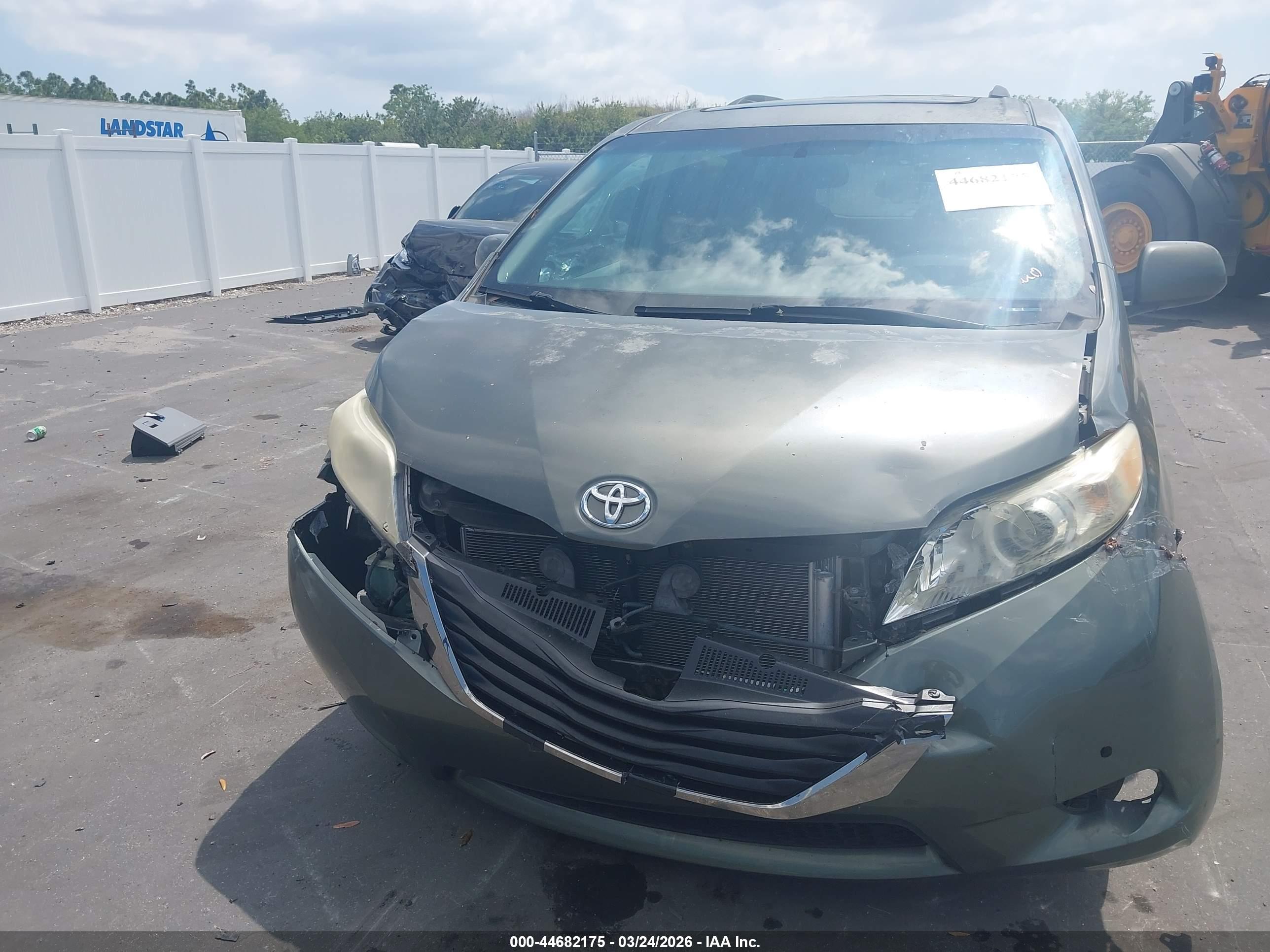 TOYOTA SIENNA image 6