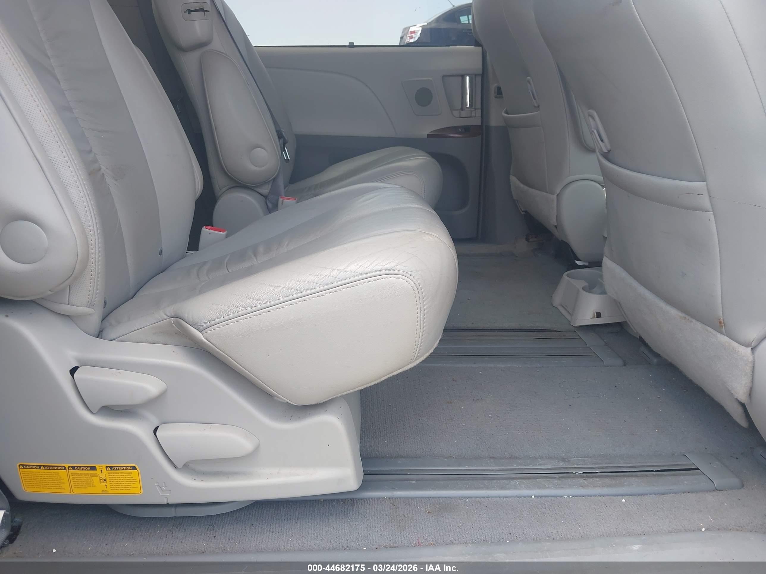 TOYOTA SIENNA image 8