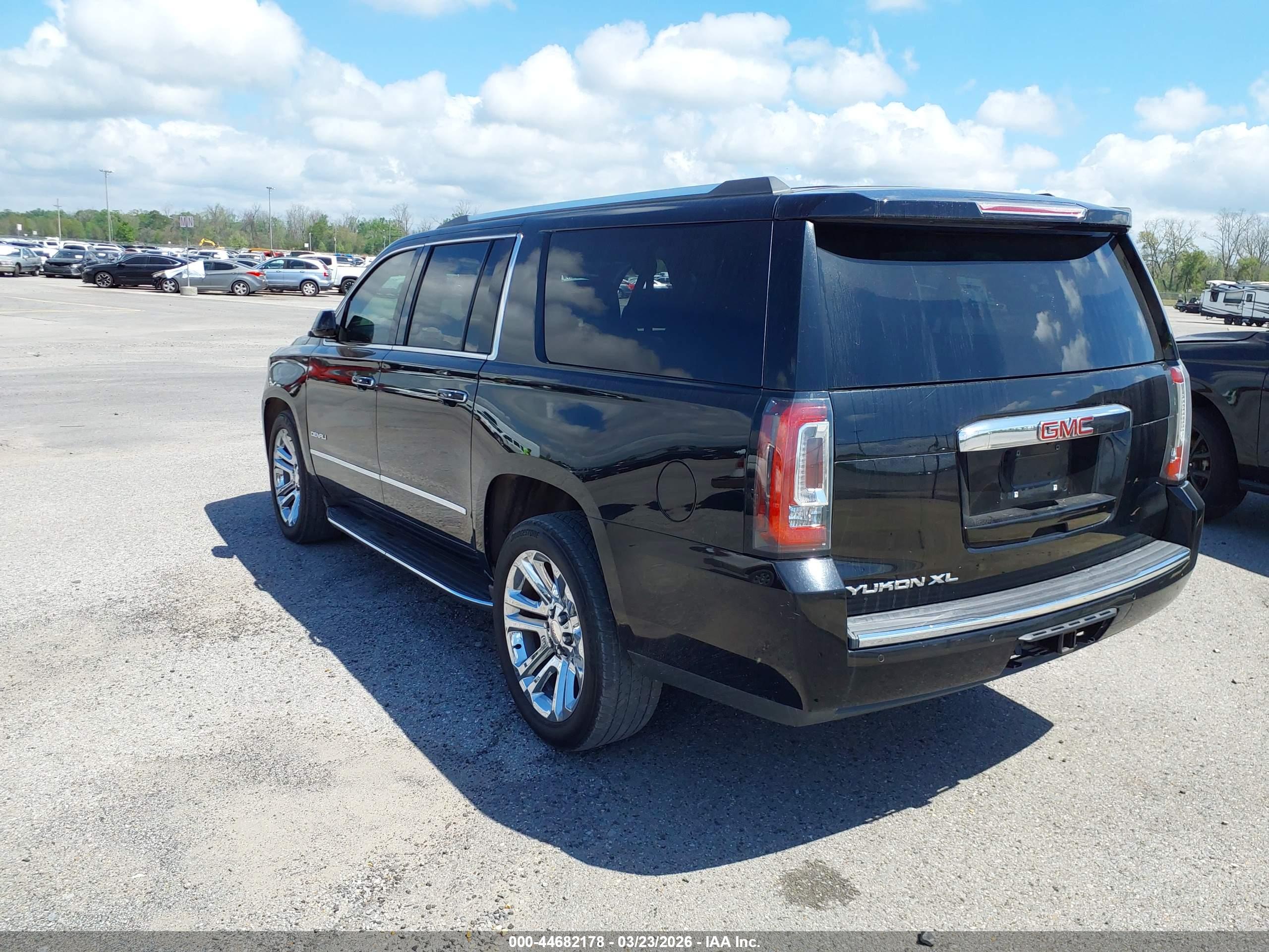 GMC YUKON image 3