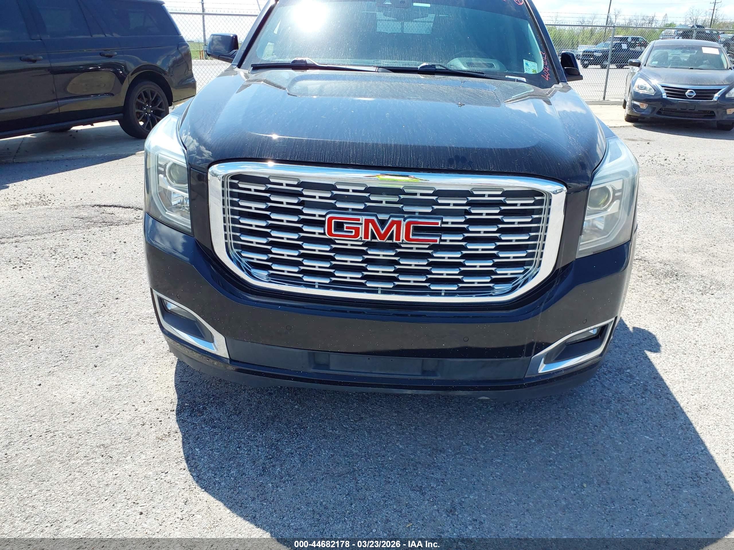 GMC YUKON image 6