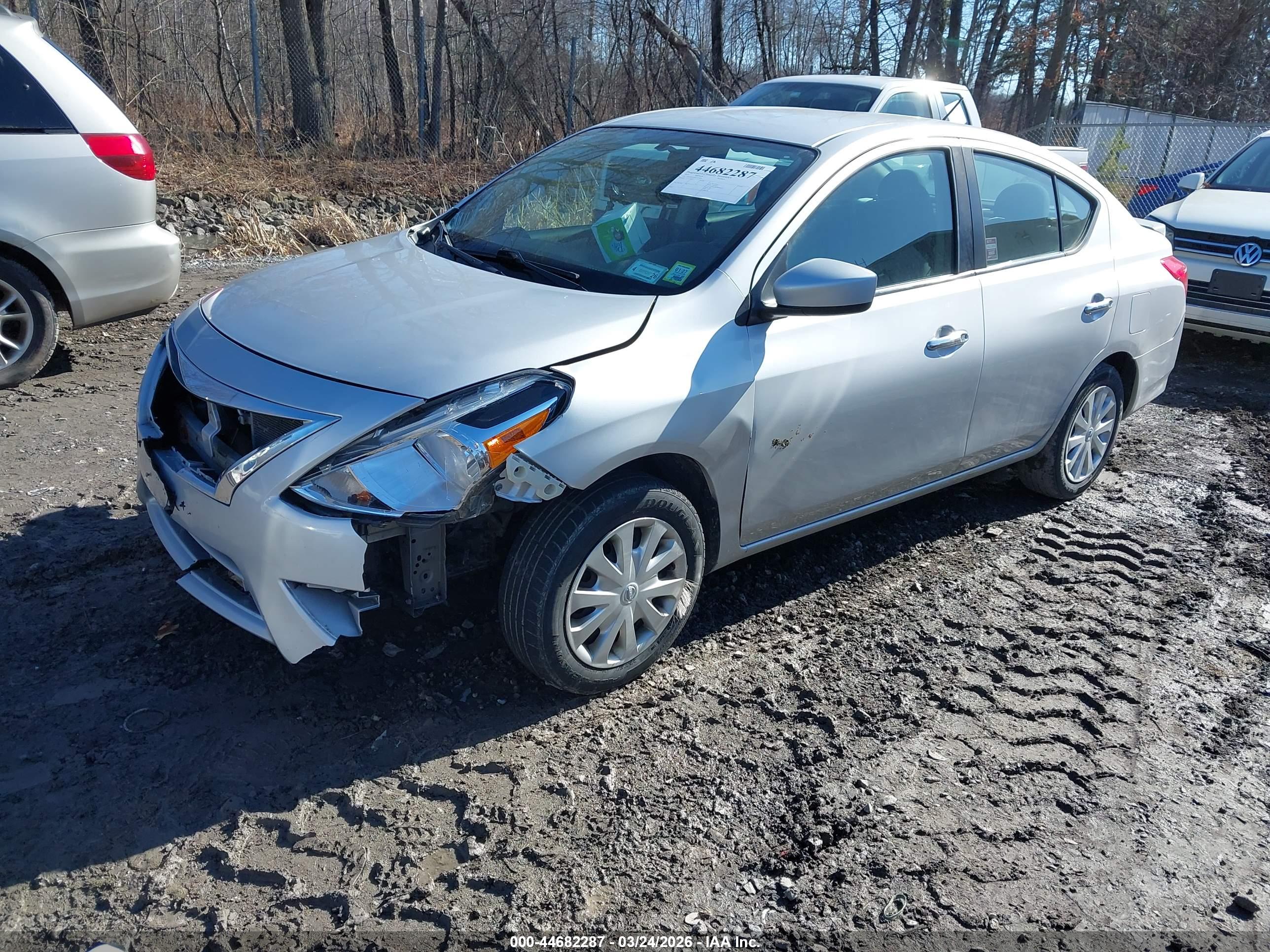 NISSAN VERSA image 2