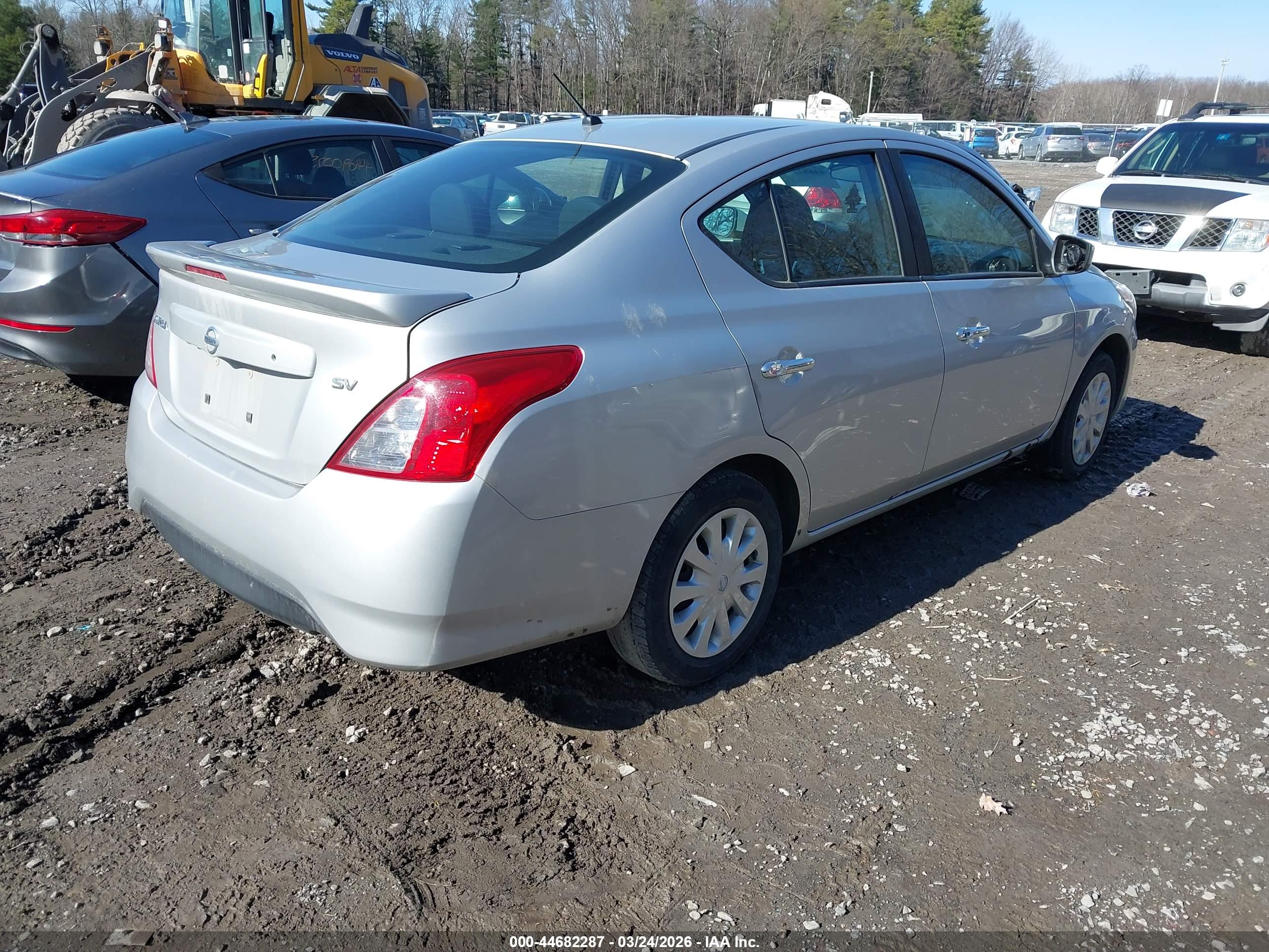 NISSAN VERSA image 4