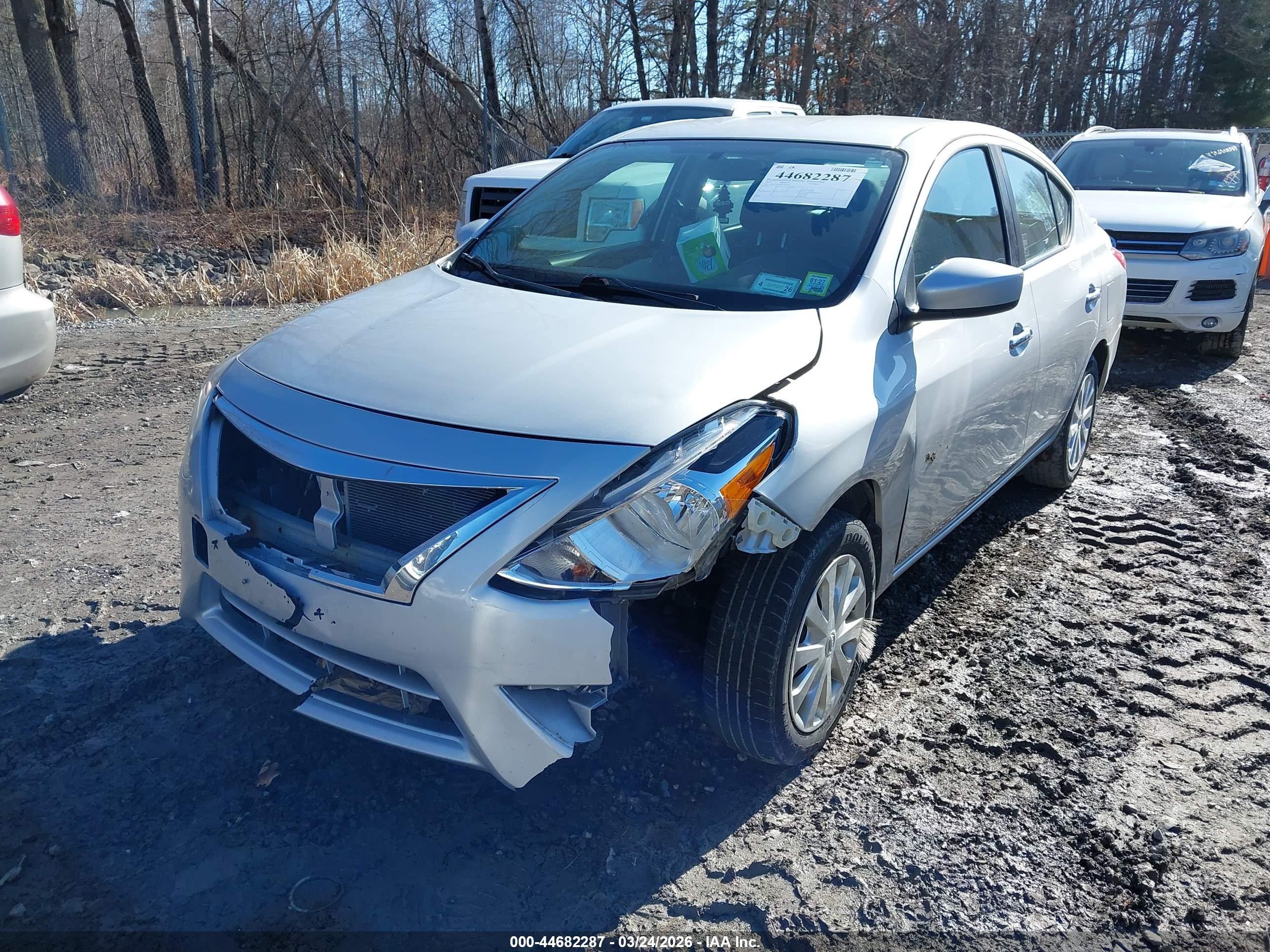 NISSAN VERSA image 6