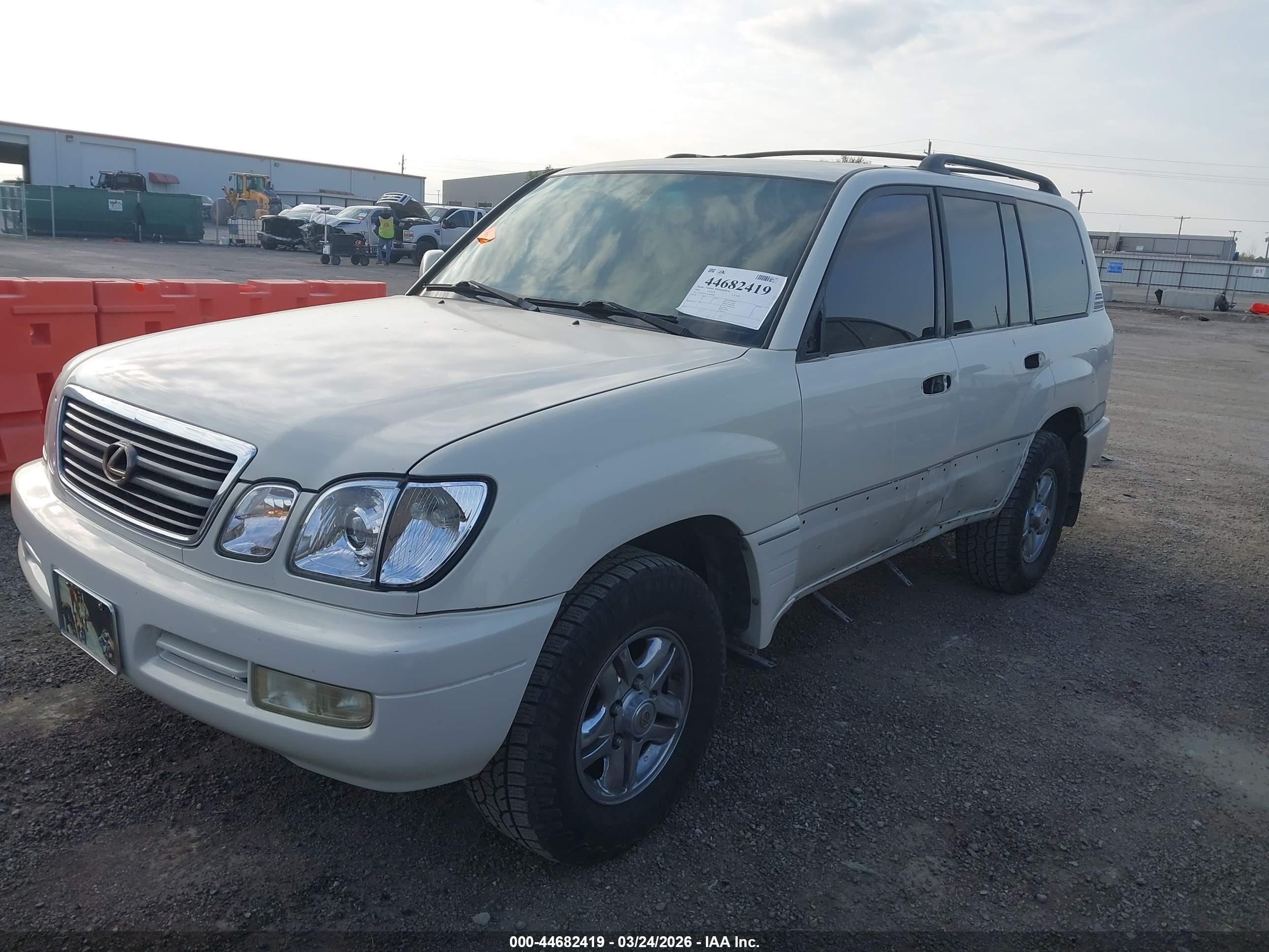 LEXUS LX image 2