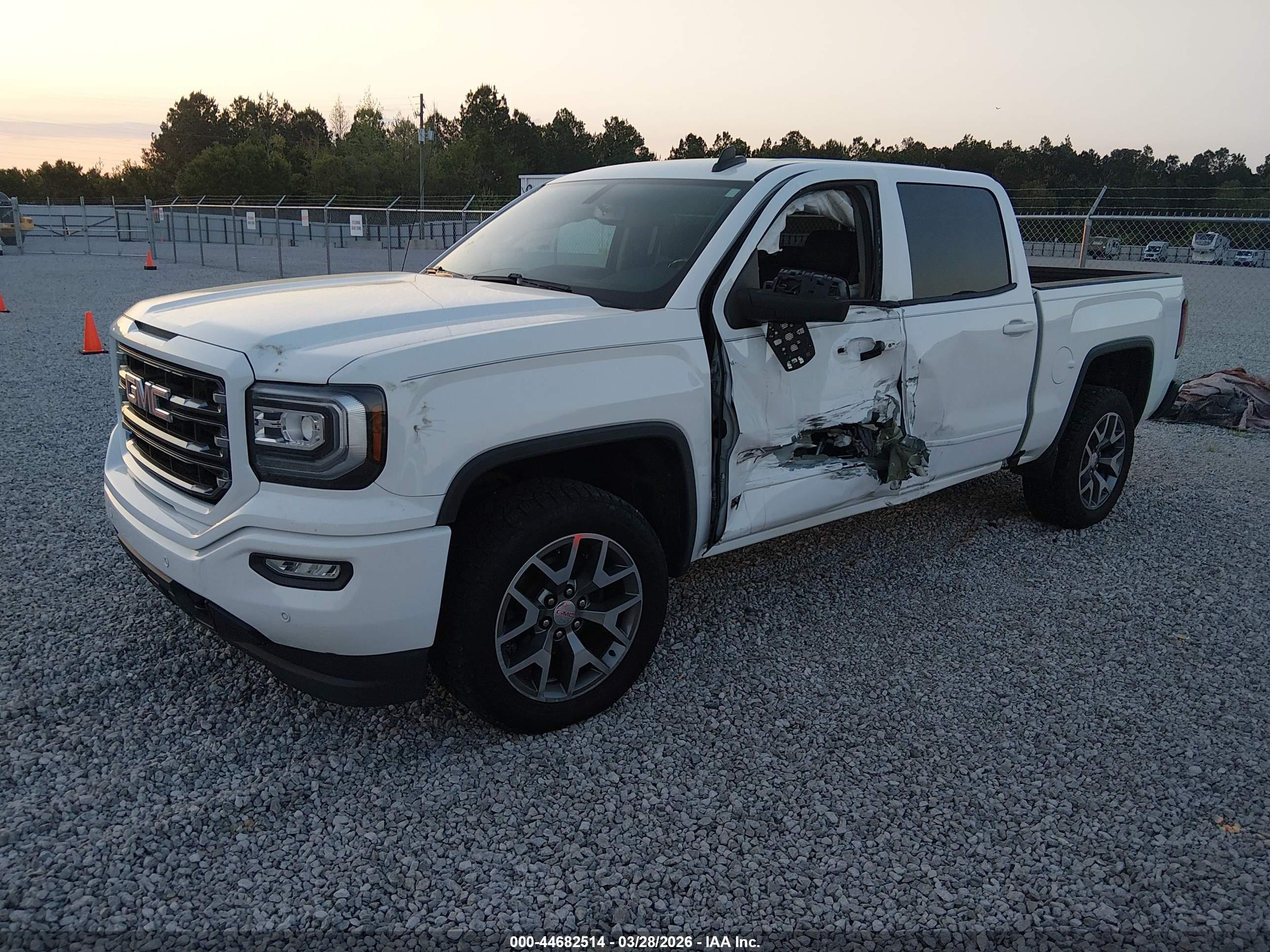 GMC SIERRA image 2