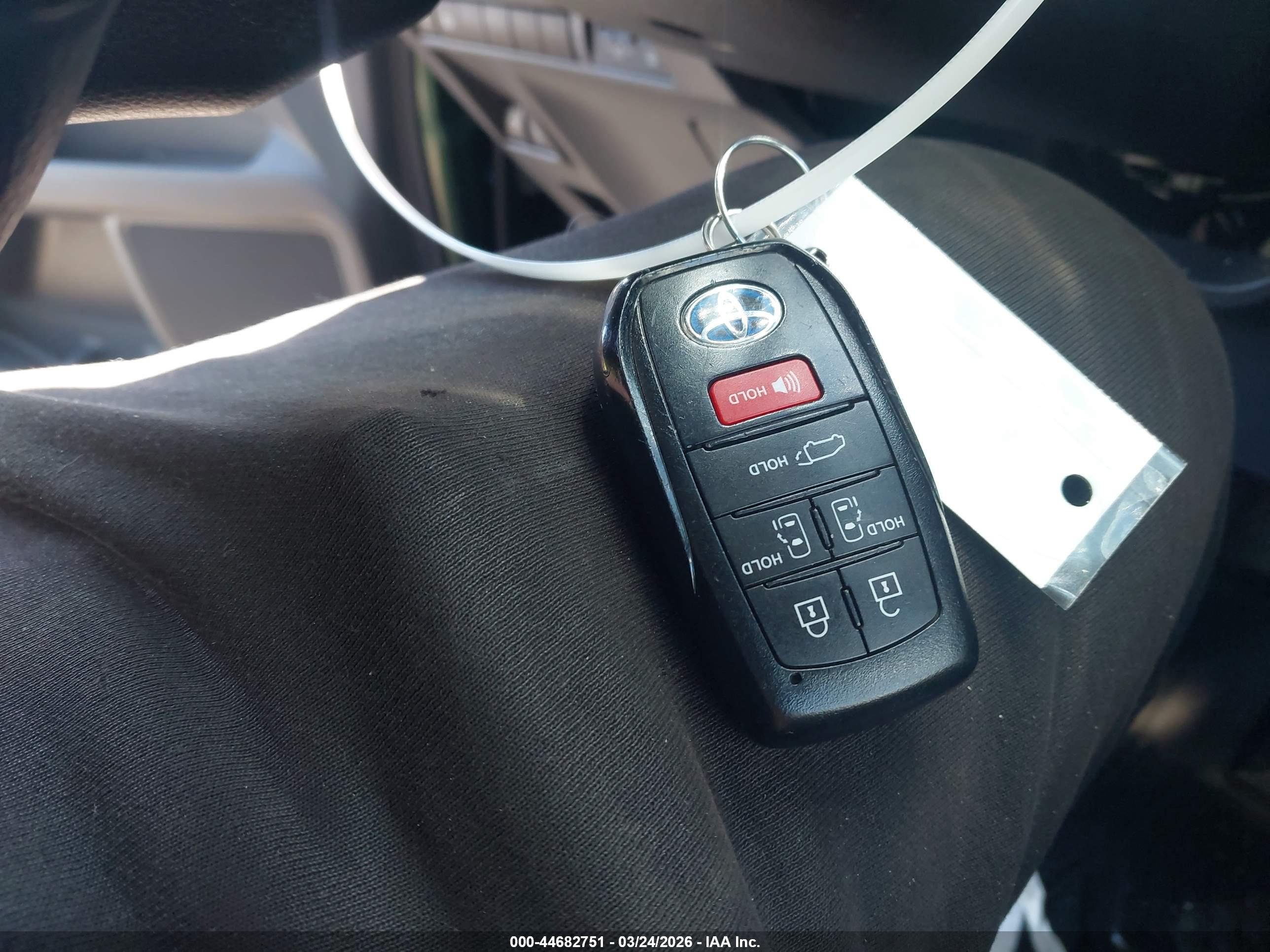 TOYOTA SIENNA image 11