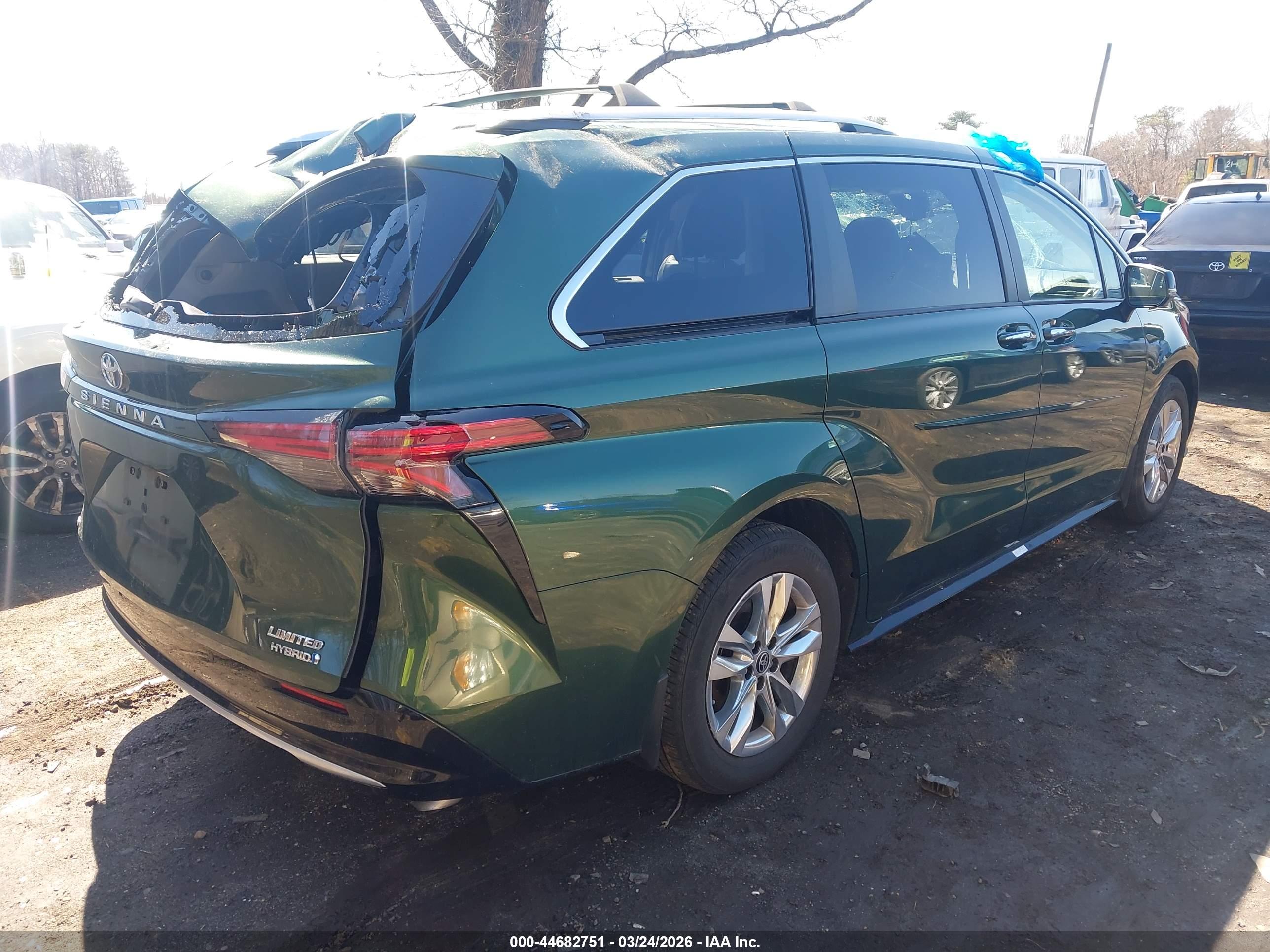 TOYOTA SIENNA image 4