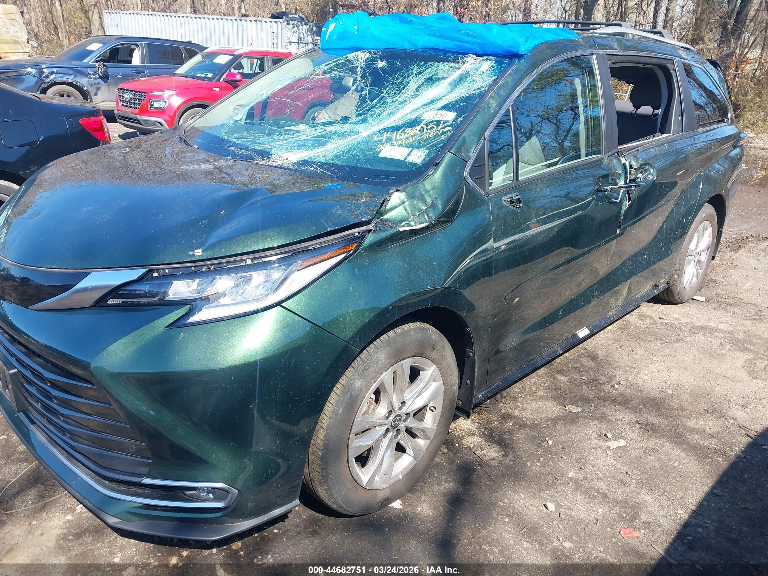 TOYOTA SIENNA image 6
