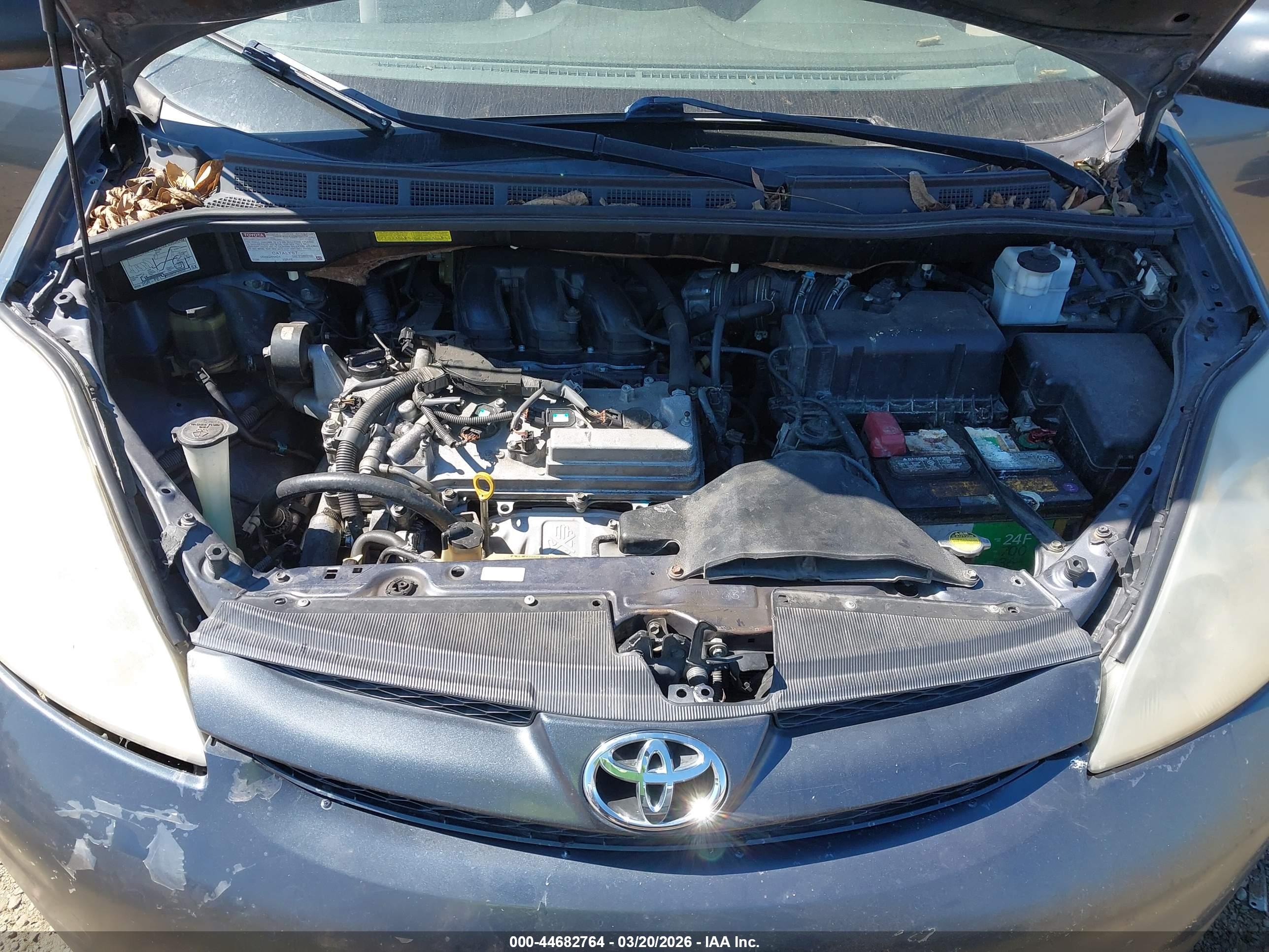 TOYOTA SIENNA image 10