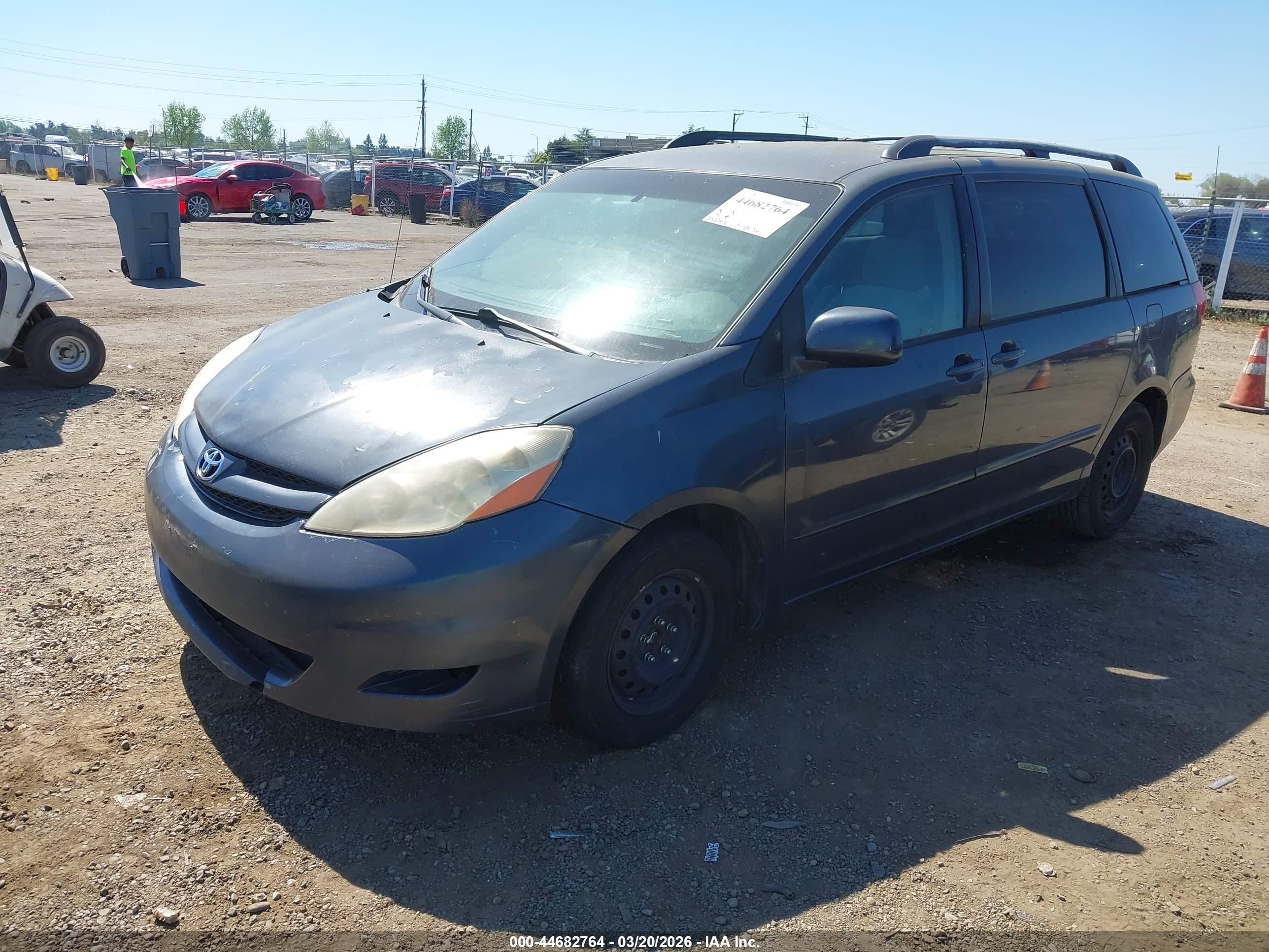 TOYOTA SIENNA image 2